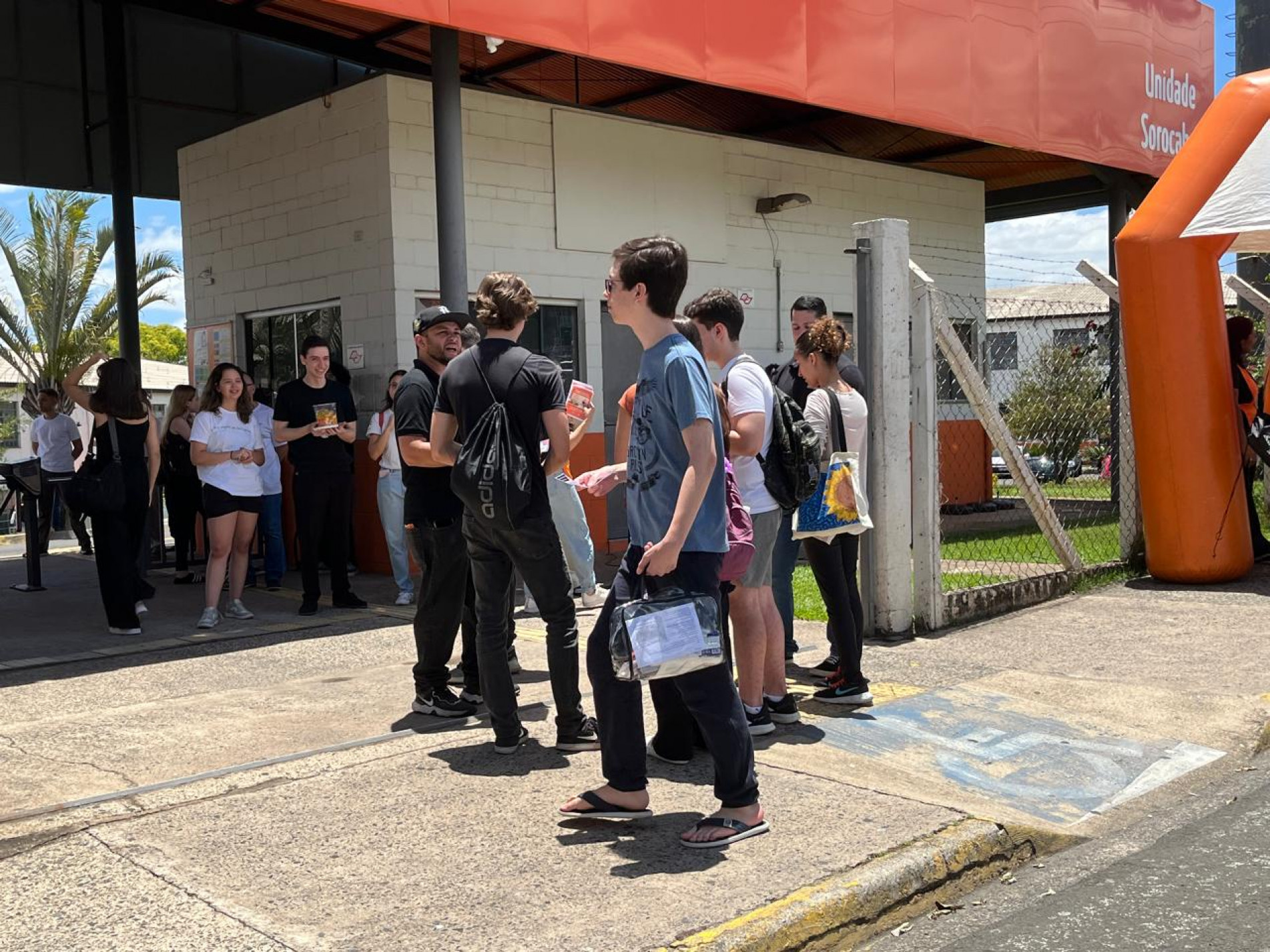 Milhões de estudantes brasileiros que almejam cursar uma faculdade participaram, neste domingo (10), do segundo dia do Exame Nacional do Ensino Médio (Enem) 2024