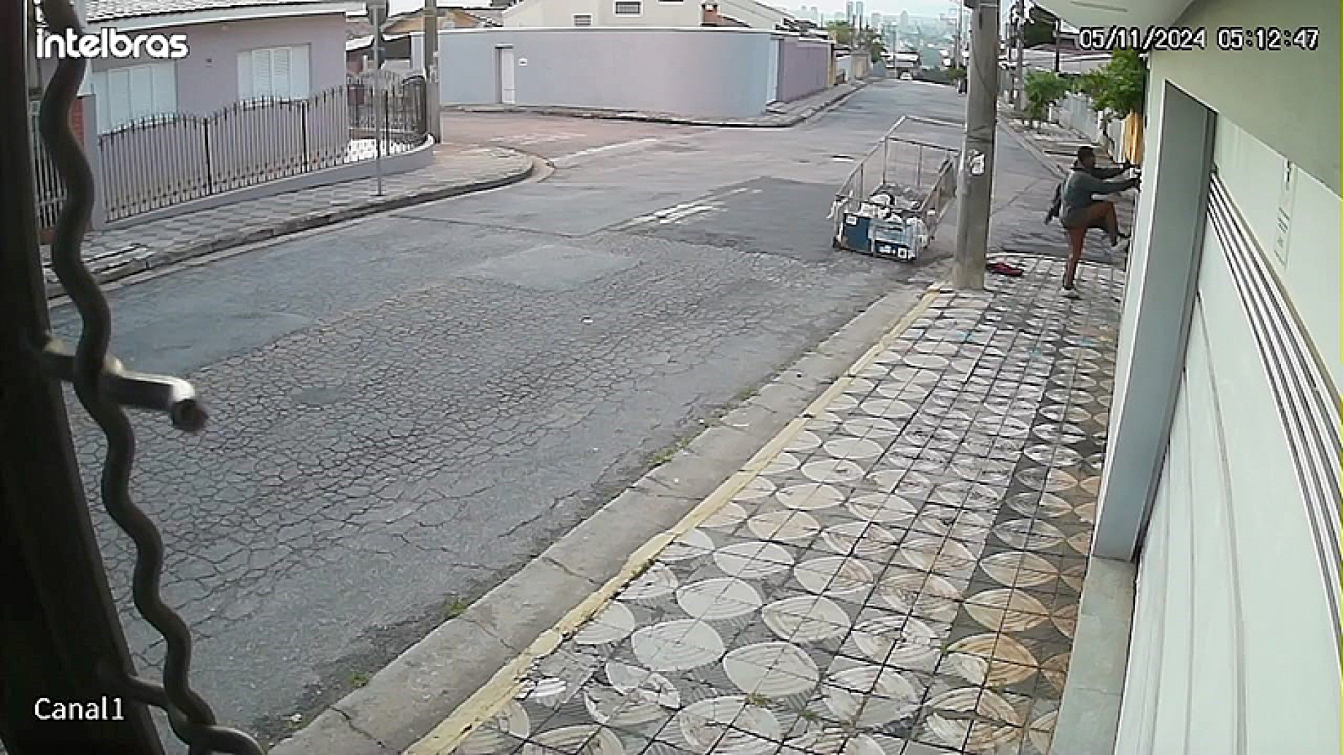 Câmeras registram furtos. Artefatos metálicos seriam revendidos em ferros-velhos
