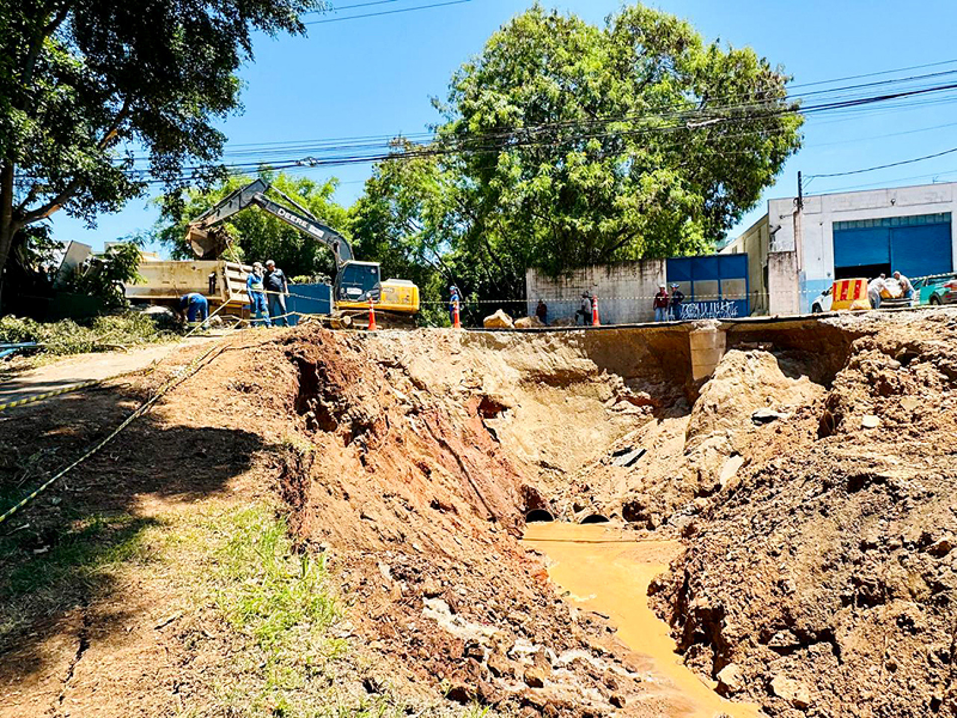 Serviços são realizados na travessia sobre o córrego do Jardim Magnólia, localizada na rua Evaristo da Veiga