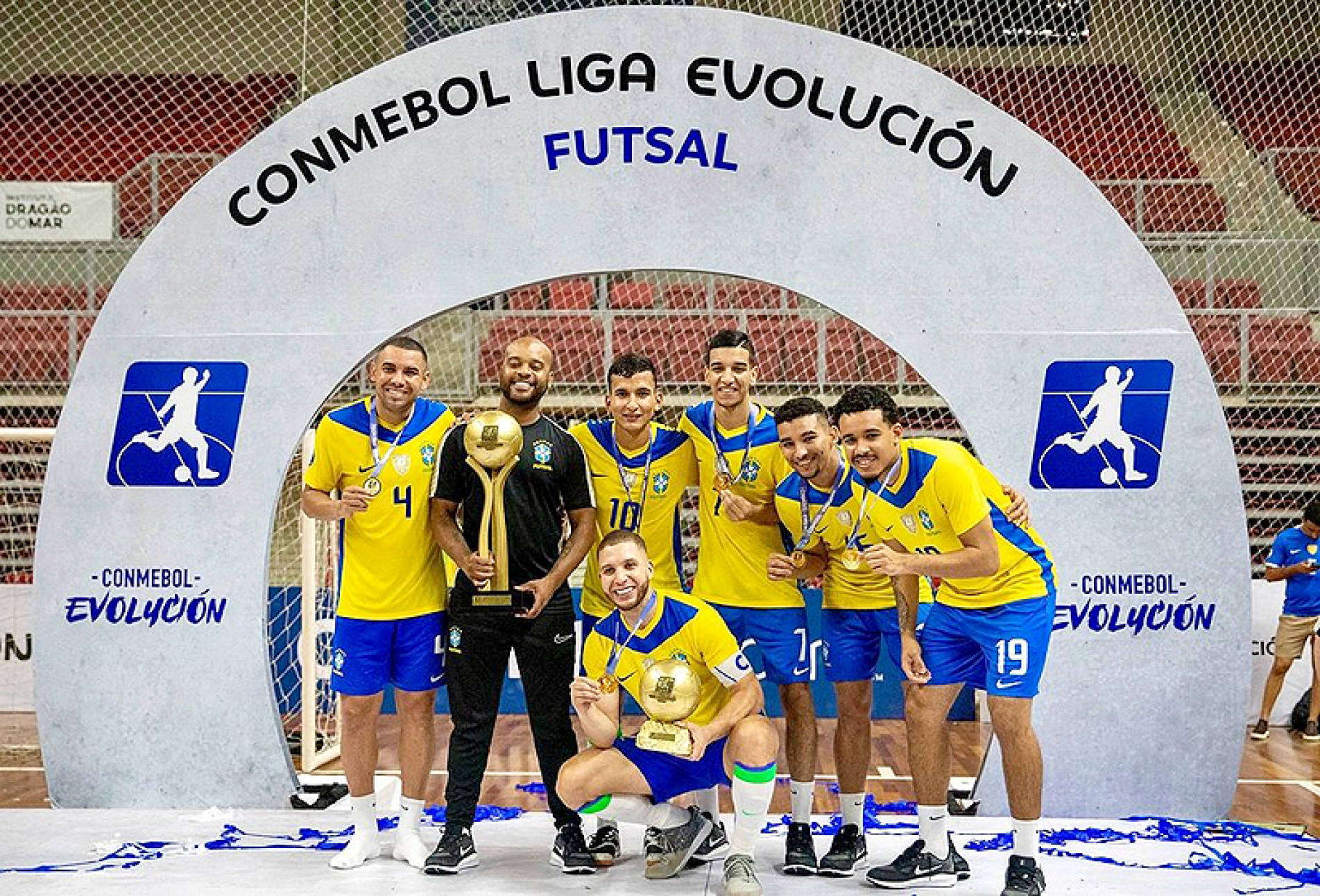 Pepita (número 4) e Charuto (com o troféu) no selecionado brasileiro