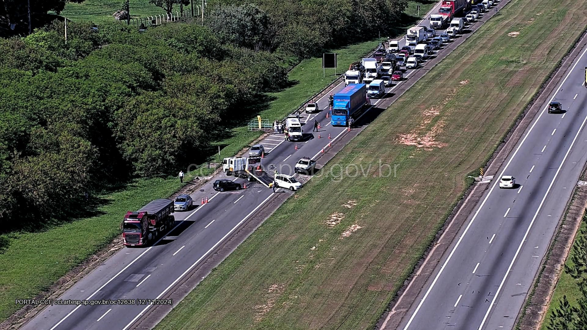 Vias foram interditadas para retirada dos veículos  
