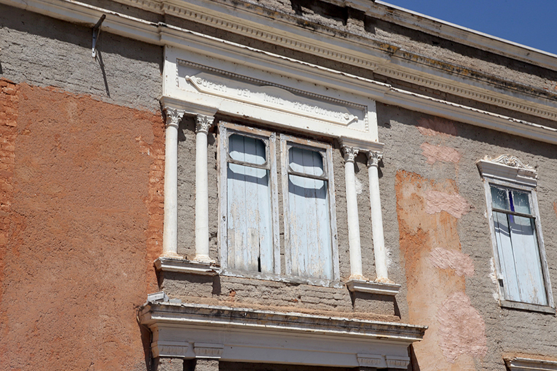 Fachada tem ornamentos raros que sofreram deterioração
