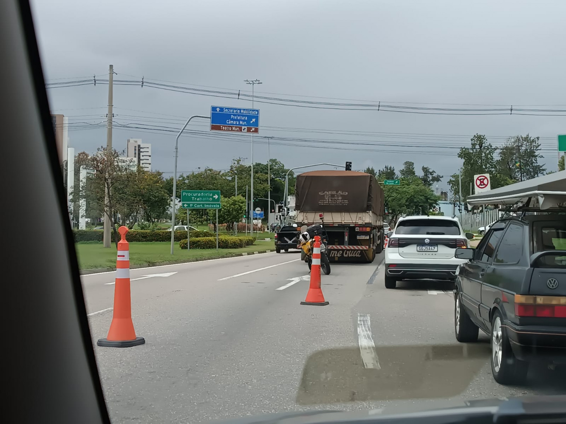 A carreta foi removida do local
