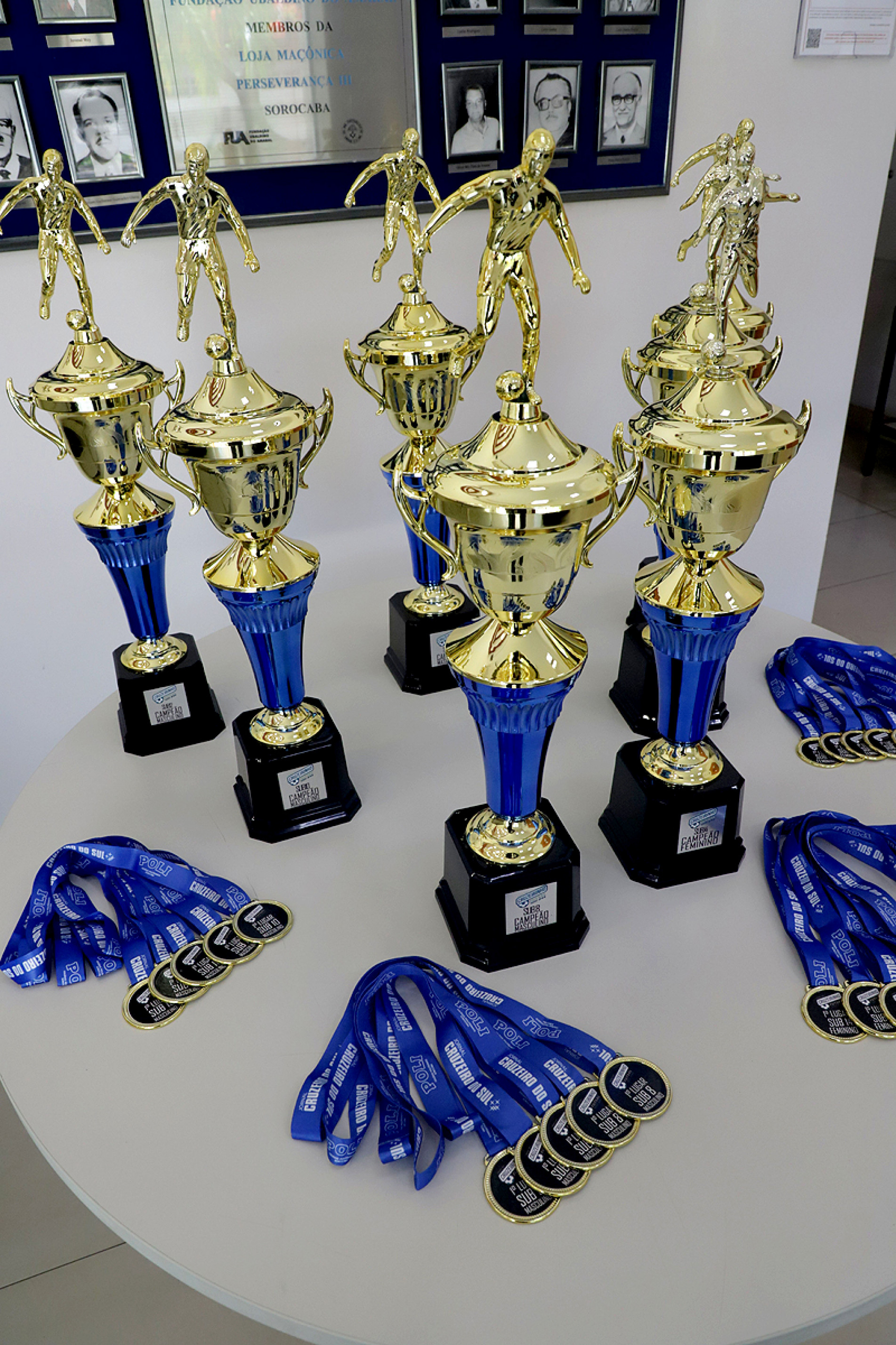 Troféus e medalhas que serão distribuídos aos vencedores: entregues pela FUA