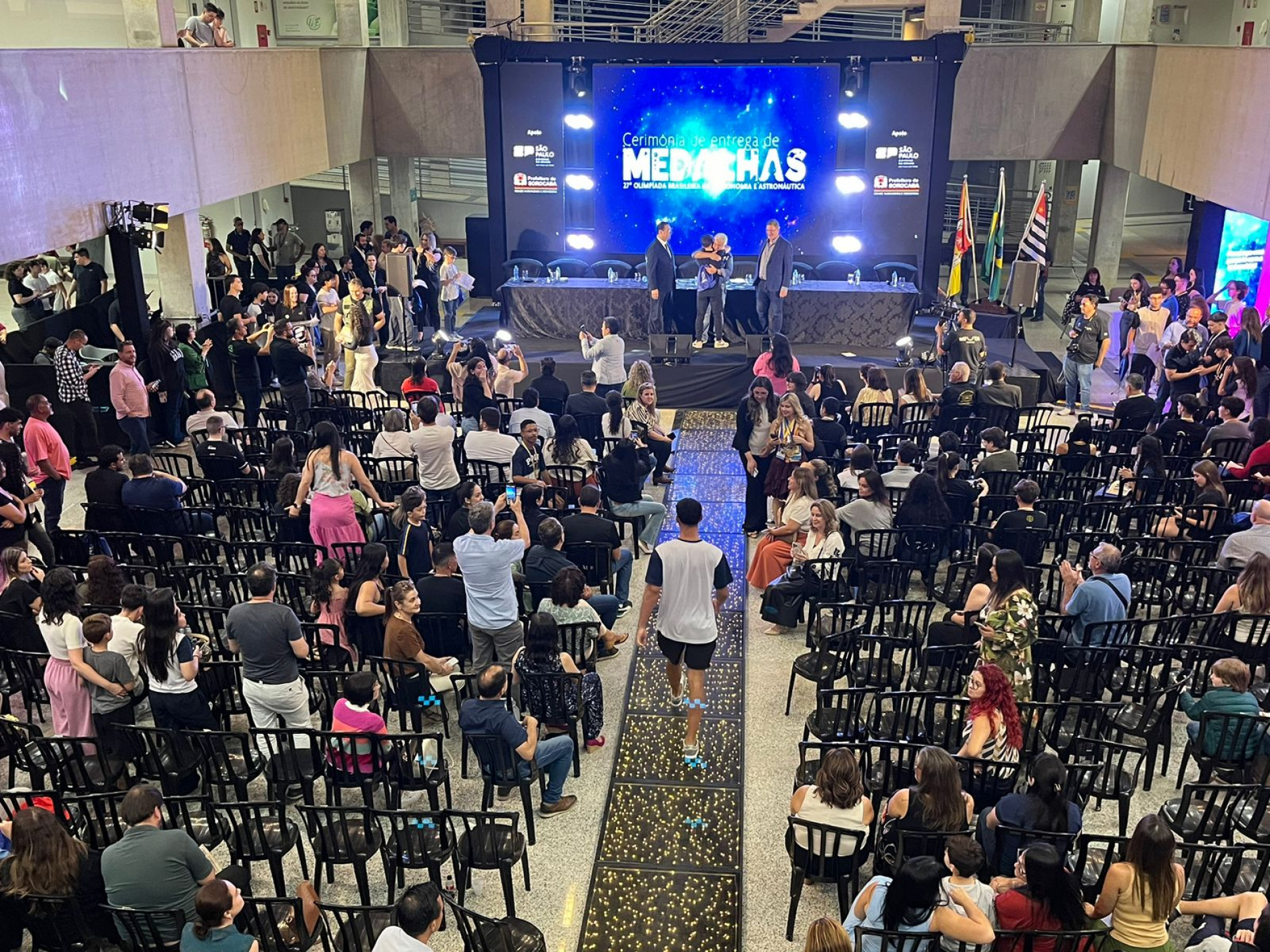 Cliques e olhos atentos a cada nome chamado para o palco; familiares ficaram orgulhosos