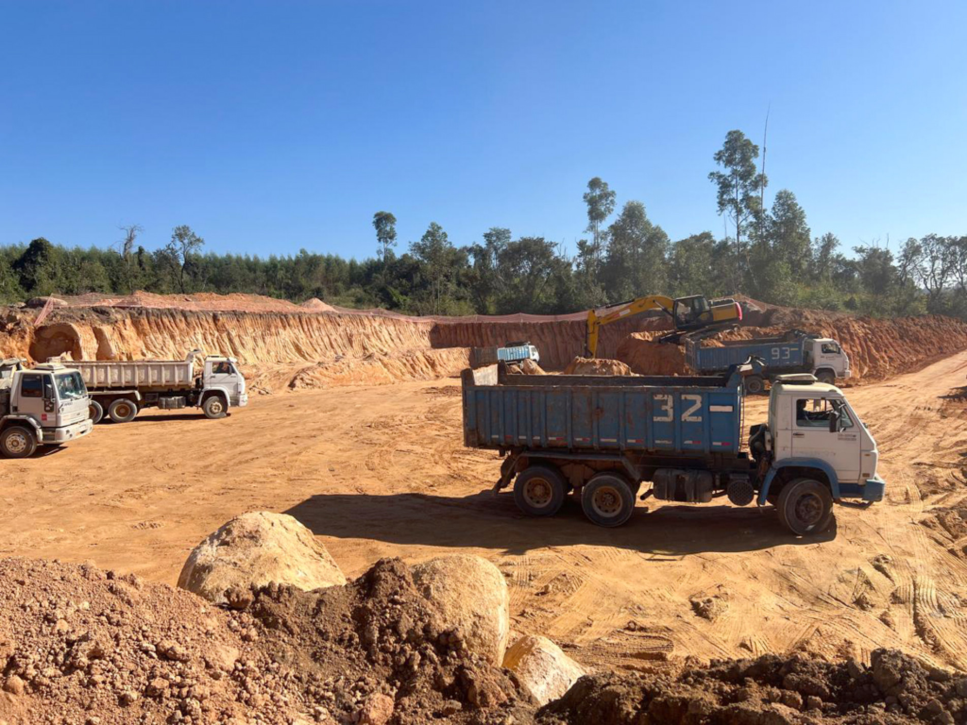 Obra segue em ritmo lento apenas com o avanço nos serviços de delimitação da área
