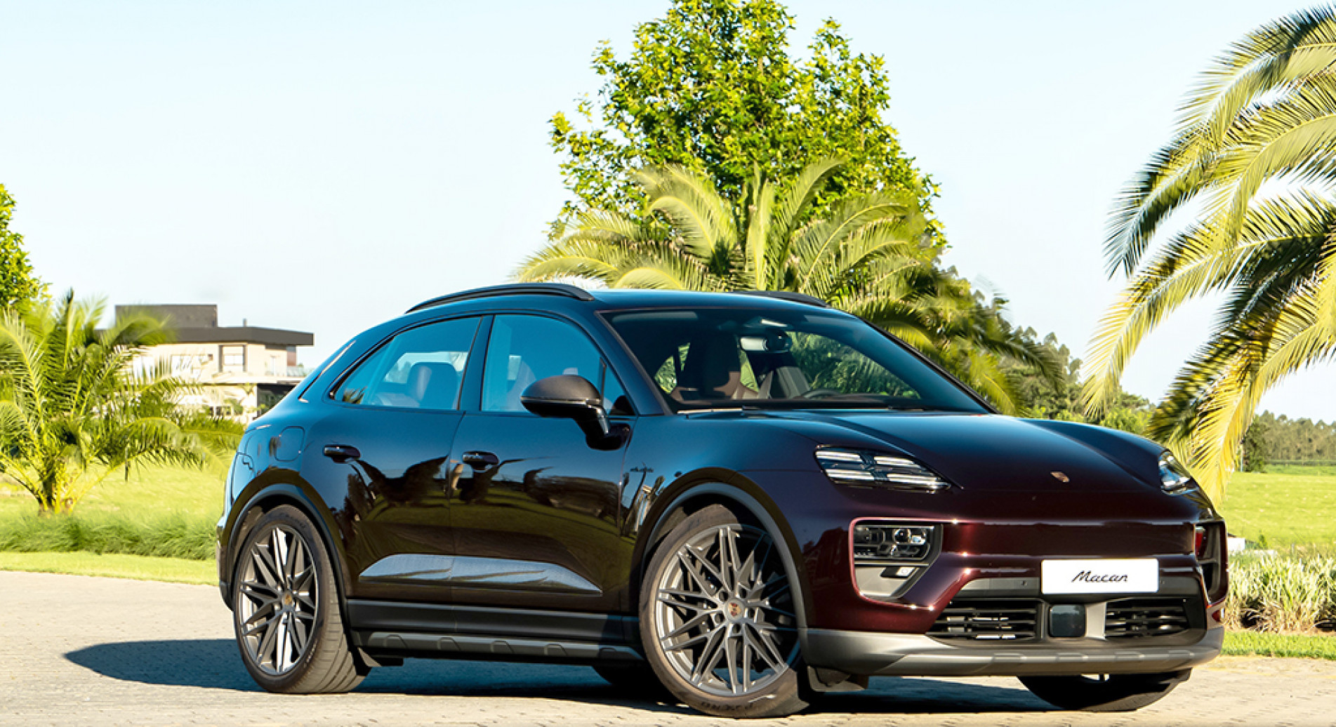 São quatro versões, uma delas, equipada com um motor elétrico e tração traseira, enquanto as demais contam com dois motores elétricos e tração integral
