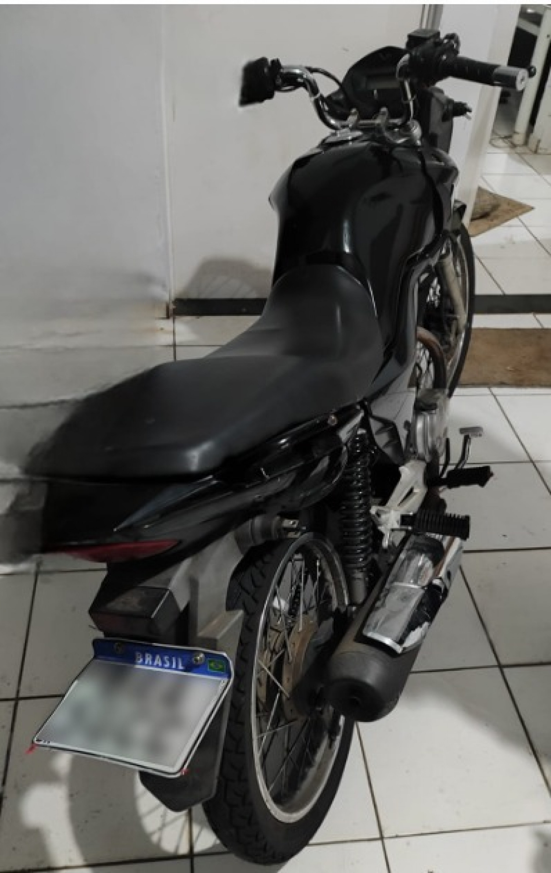 A moto foi levada ao Plantão da Polícia Civil, onde passaria por perícia
