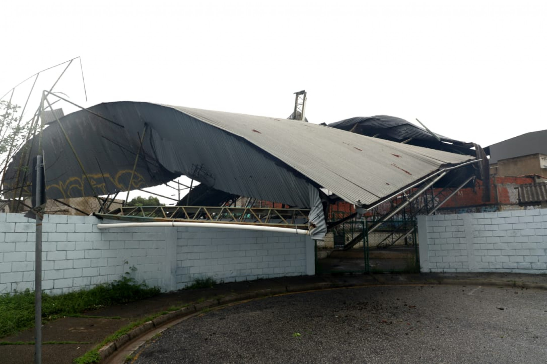 A cobertura da escola municipal Prof. Norma Justa Dall'Ara, no Jardim São Carvalho, na região do Vitória Régia, ficou retorcida