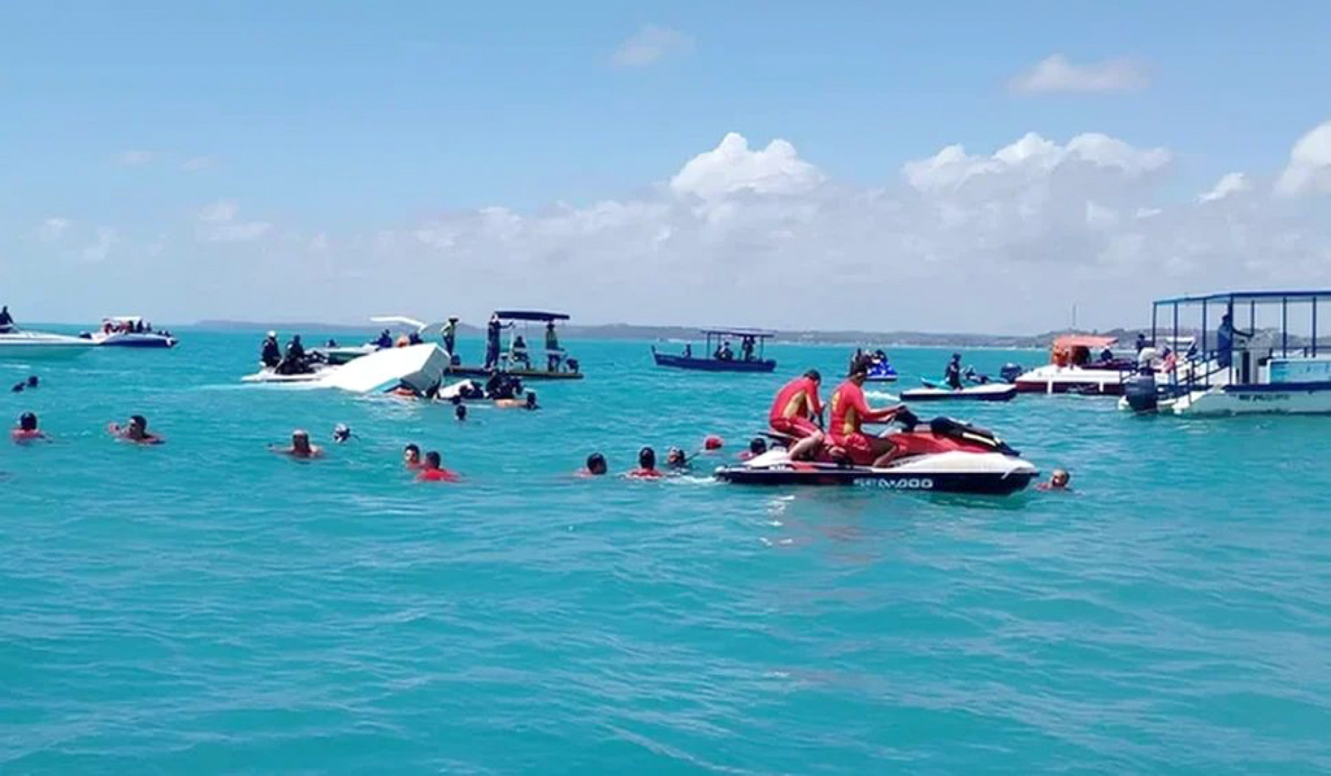 Havia 47 passageiros e três tripulantes na embarcação que naufragou em Alagoas

