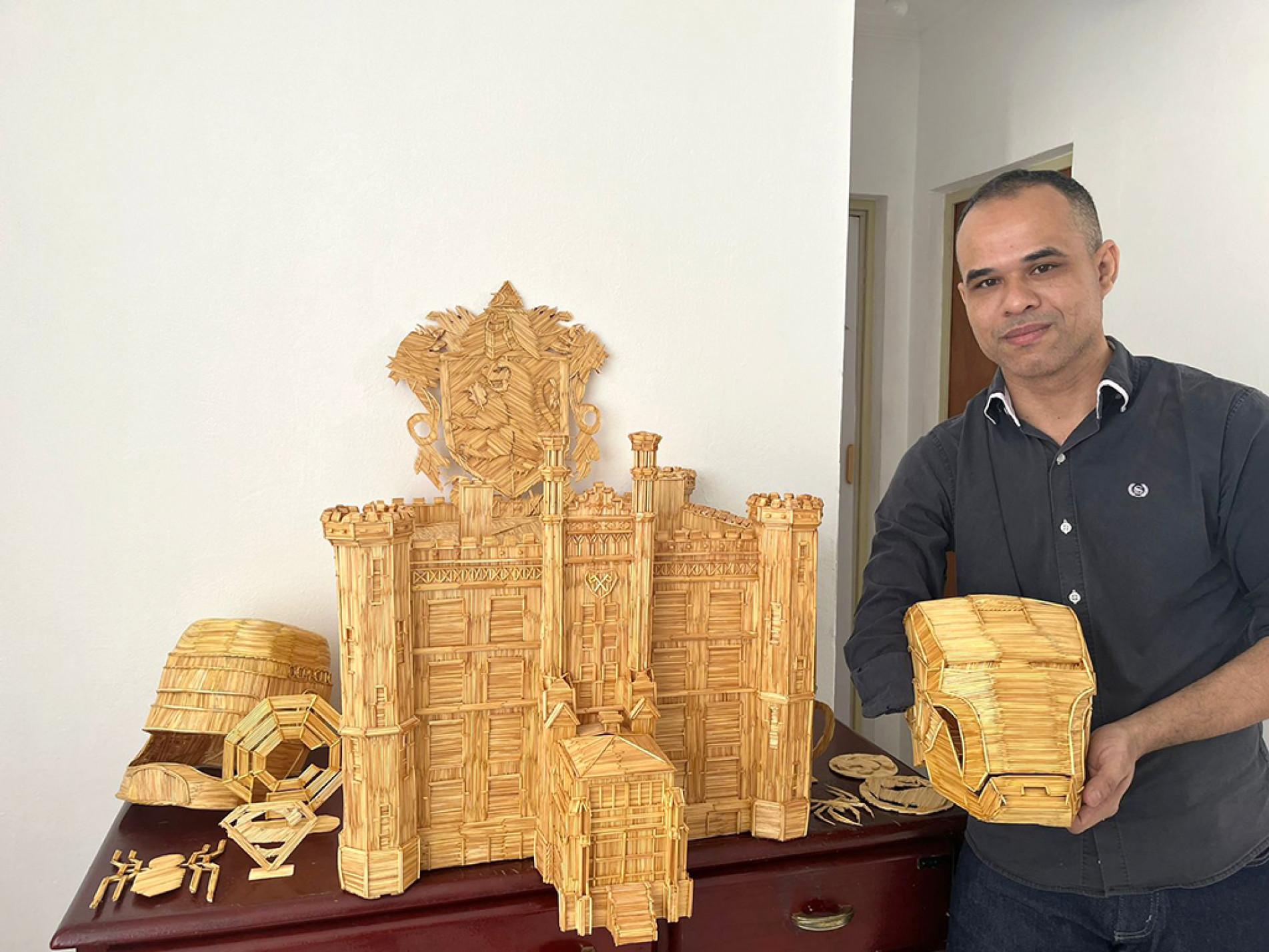 Marcos Peniche impressiona sem sua réplica com mais de 26 mil palitos
