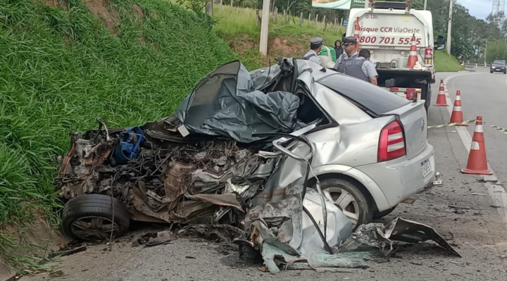 Com o impacto, carro foi parar no acostamento e ficou destruído 