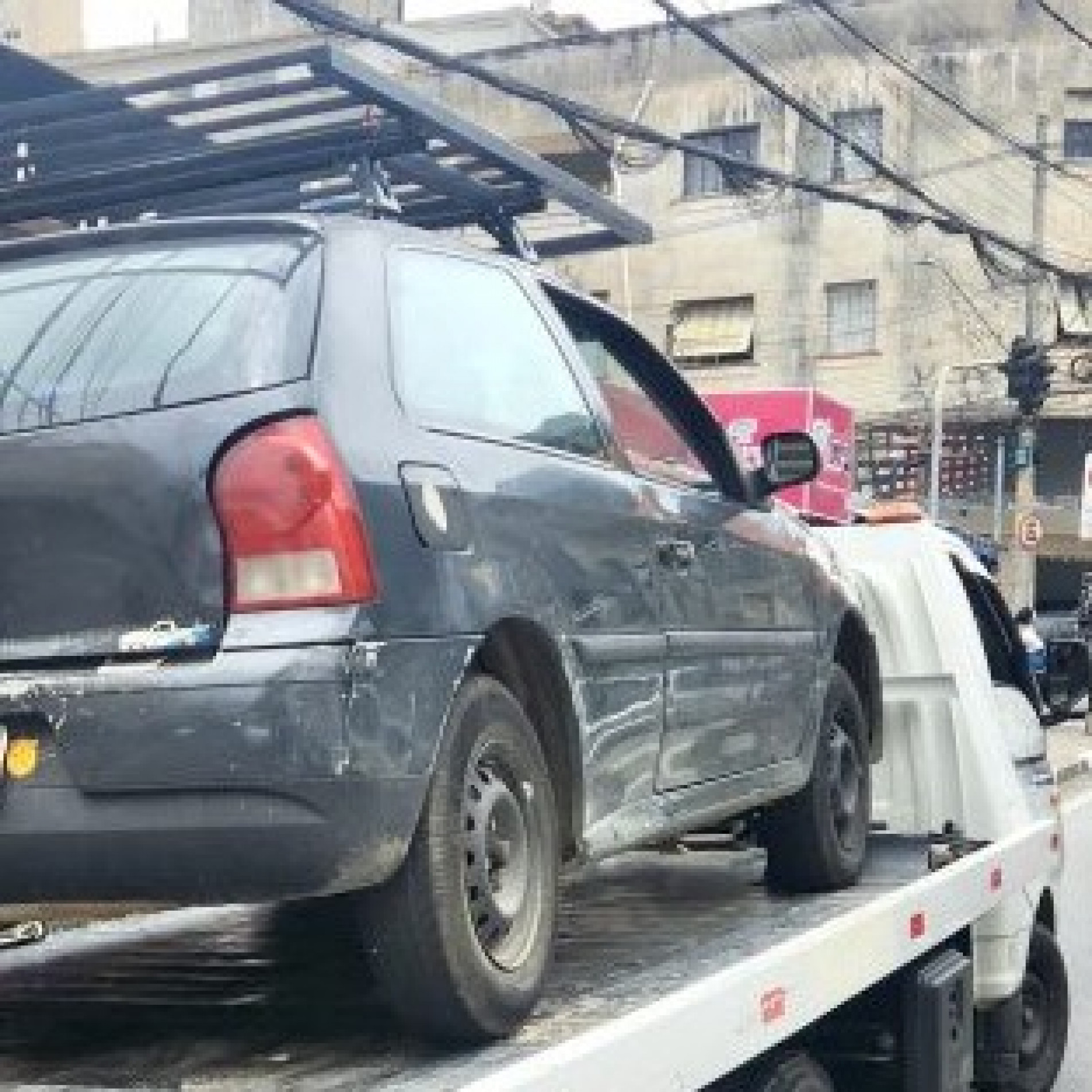 O veículo foi removido para o pátio de apreensão