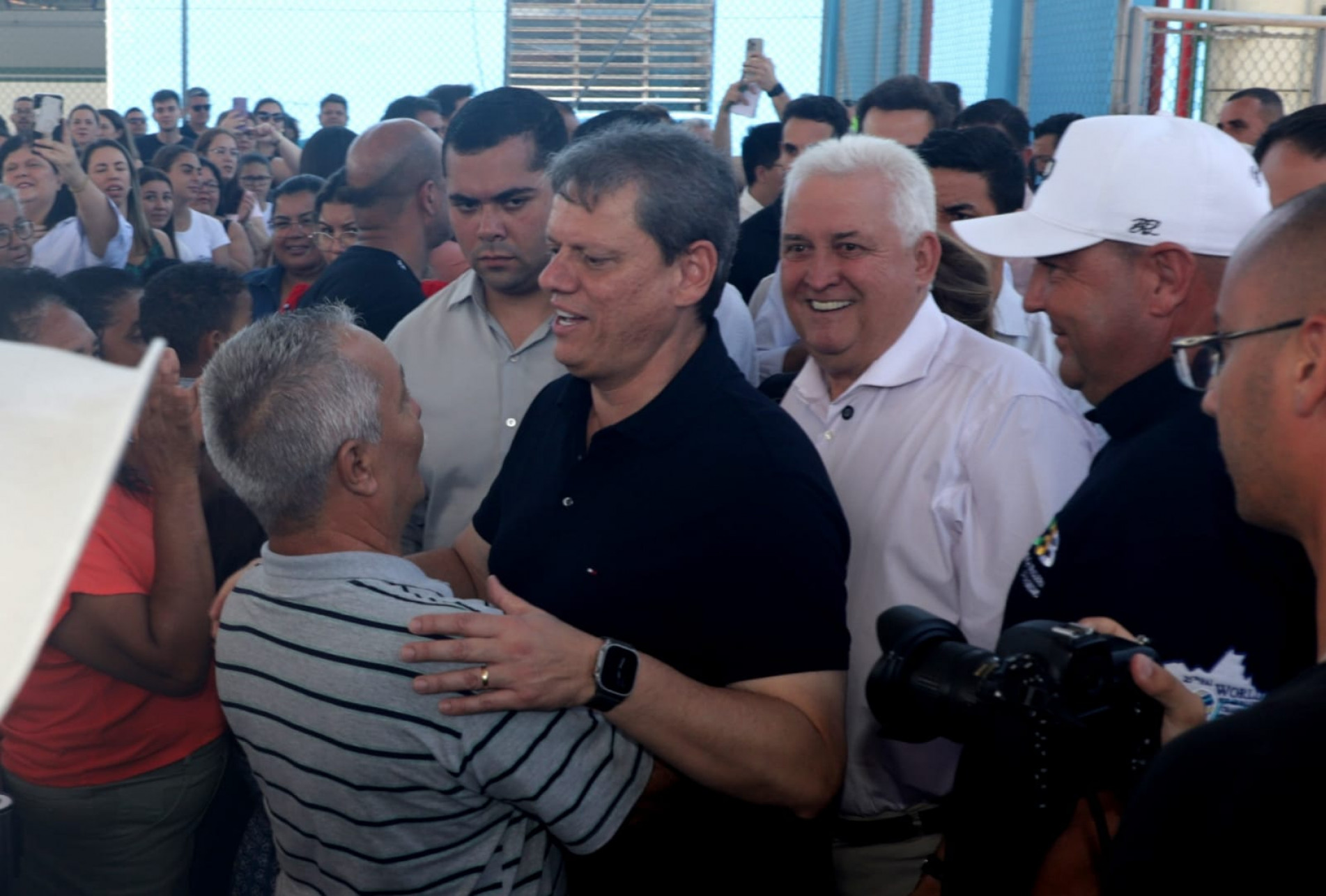 Tarcísio cumprimenta populares durante chegada ao município da Região Metropolitana de Sorocaba