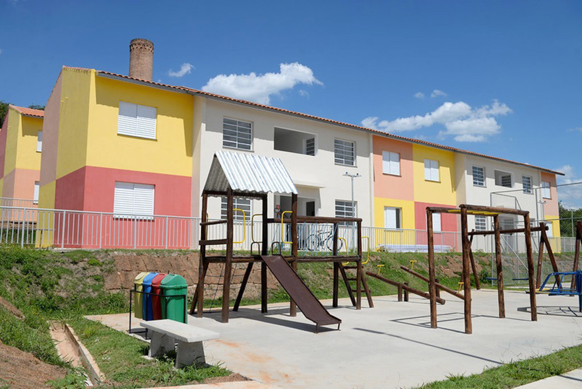 Área foi doada pela prefeitura, e CDHU contratou construtora

