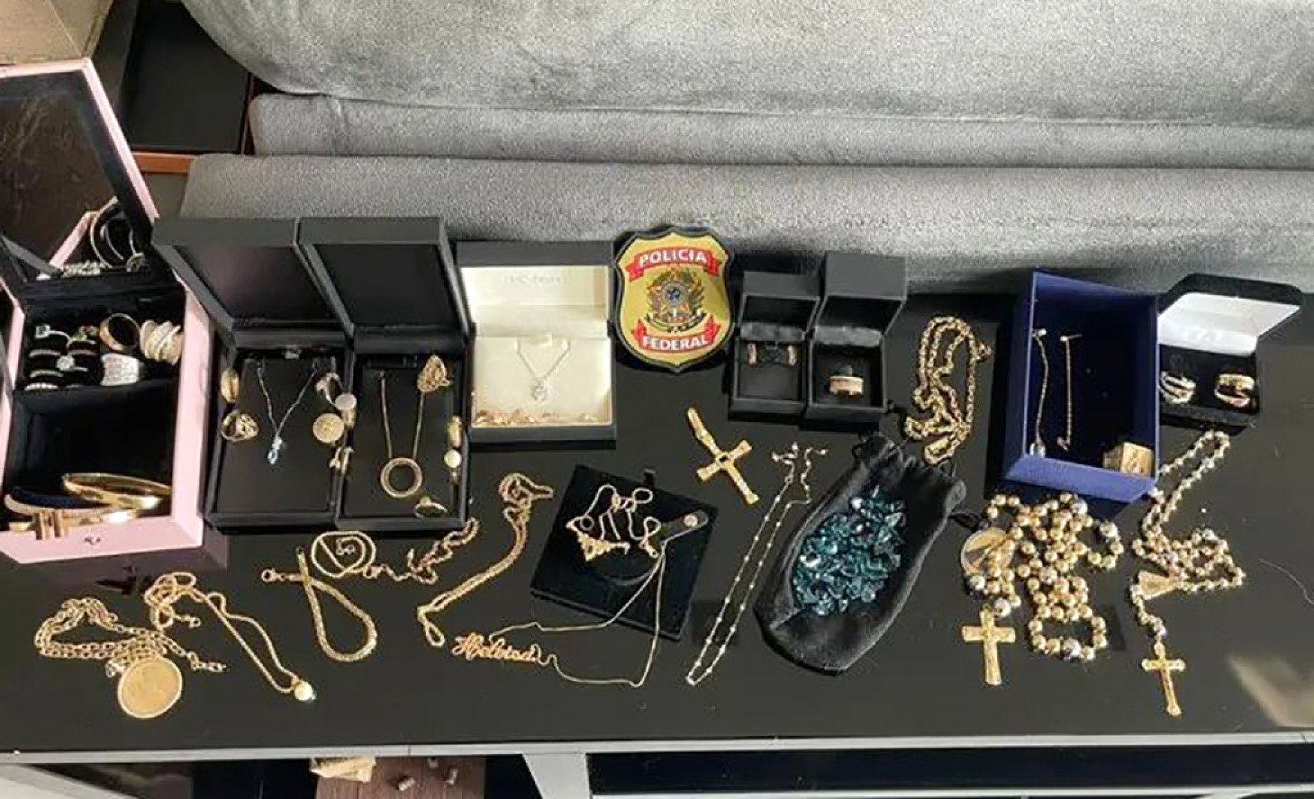 Nos endereços foram apreendidos dinheiro, joias e armas
