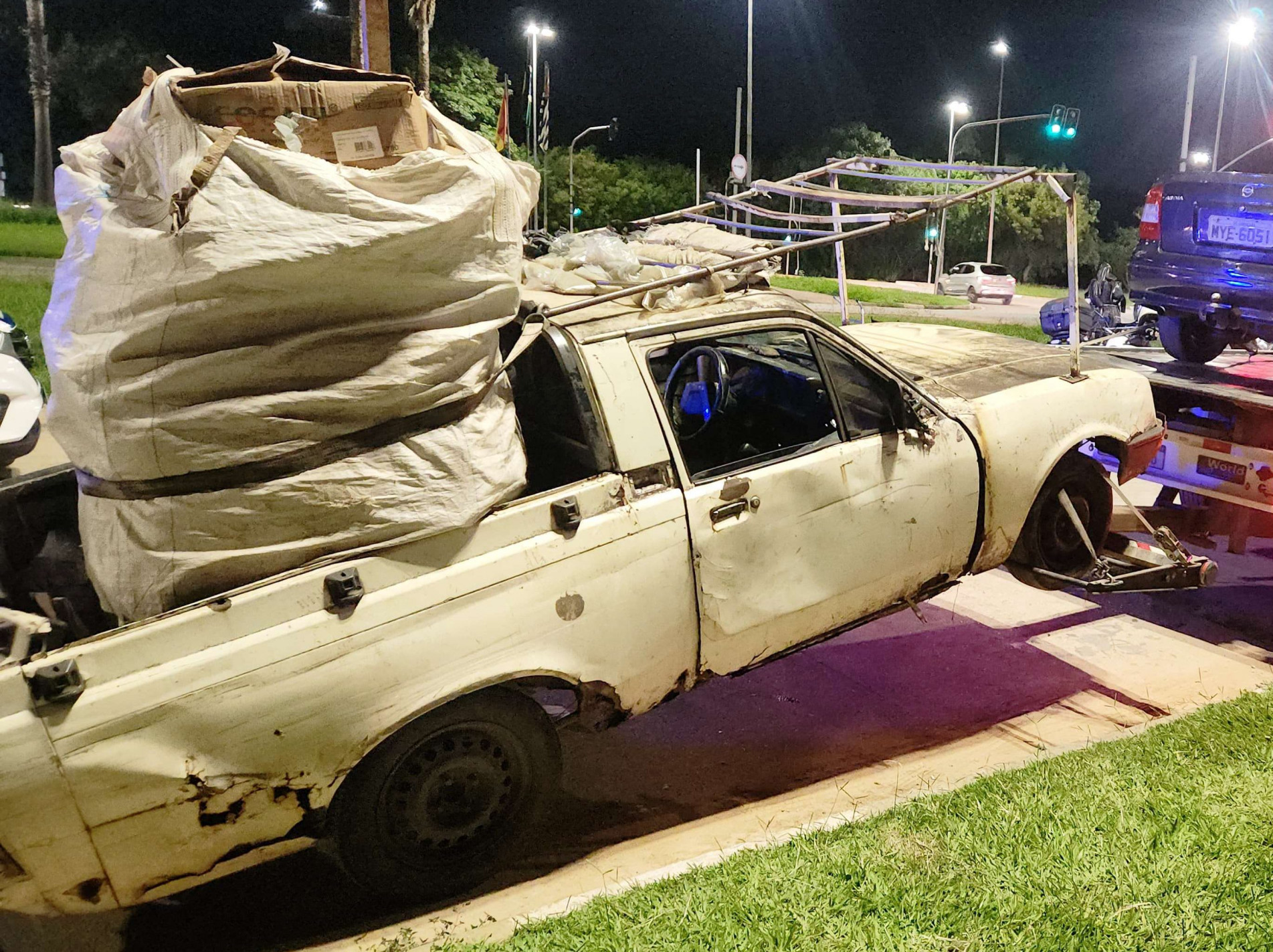 Por trafegar com a porta caindo e com excesso de carga, os guardas pararam o carro e descobriram que o licenciamento estava atrasado desde 2018