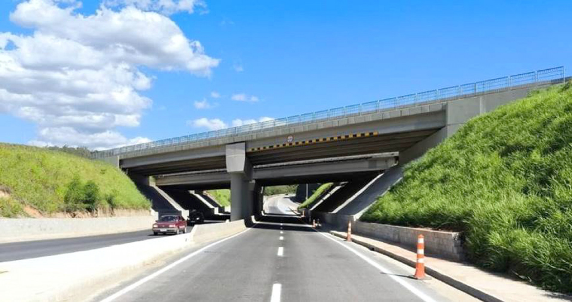 Concessionária concluiu obras de remodelação sob o viaduto
