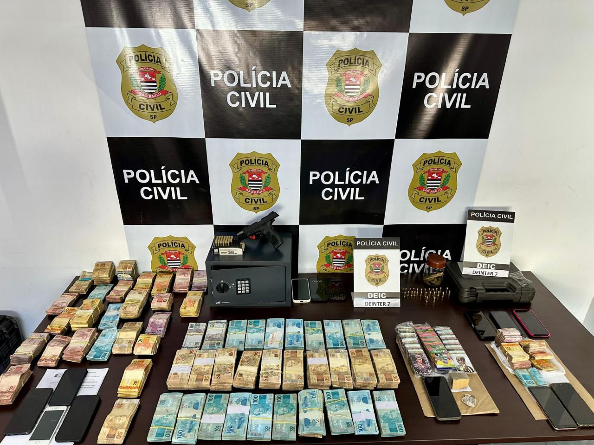Foram apreendidos uma arma de fogo, munições, documentos e celulares pertencentes ao grupo
