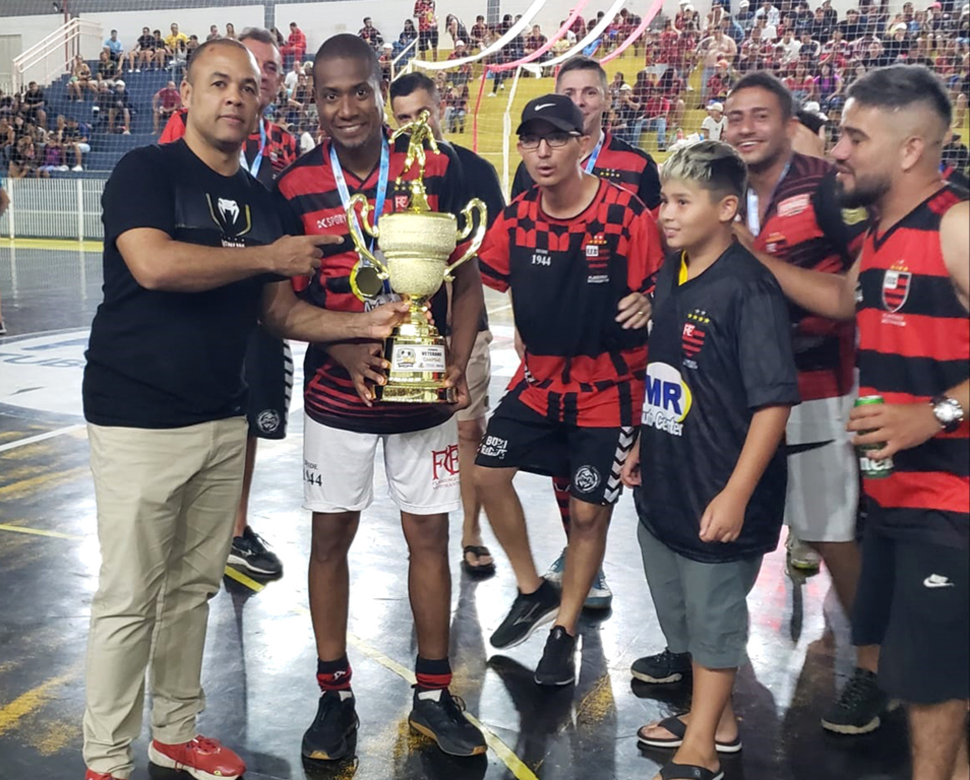 Secretário Manu Corrêa entrega troféu ao Flamengo
