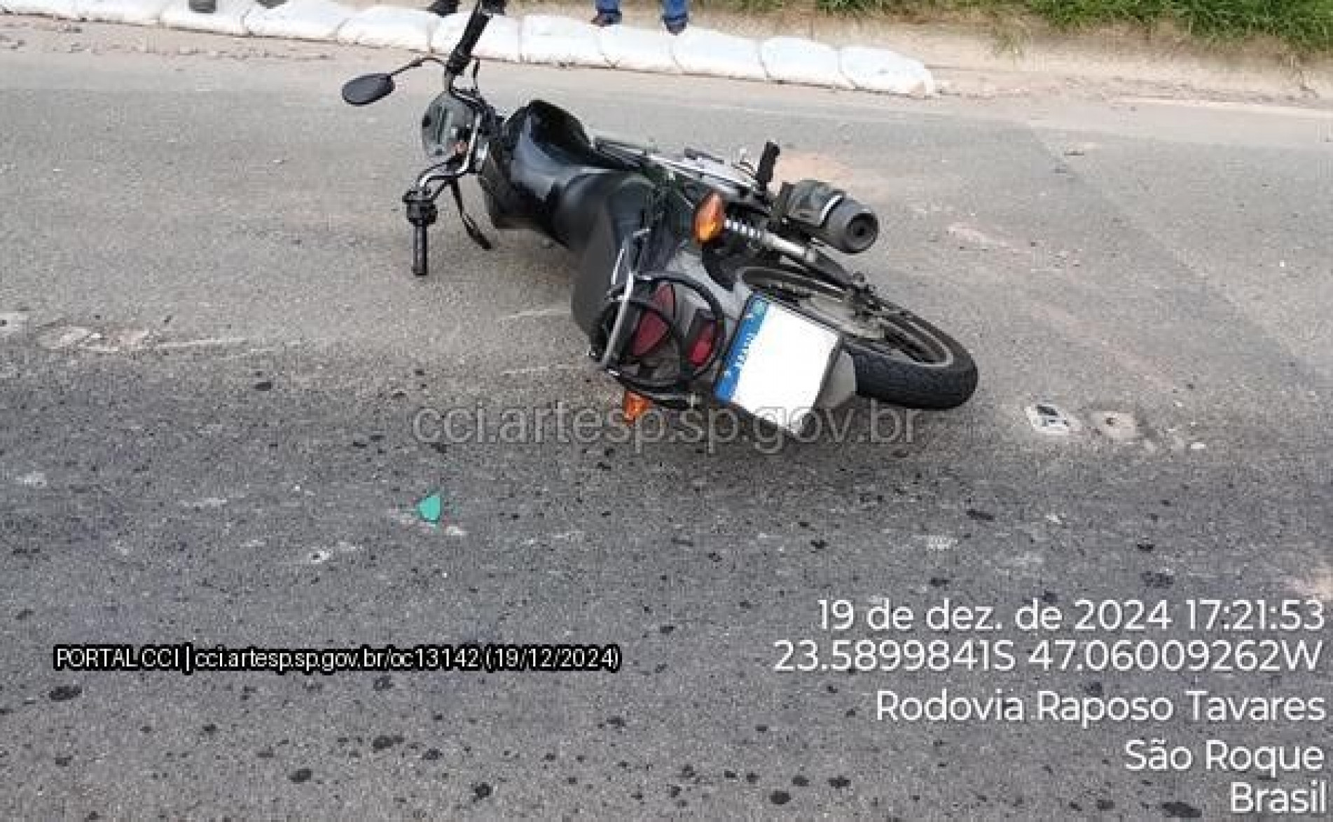 O acidente ocorreu no sentido Oeste da rodovia, quando a moto colidiu com uma lâmina de sinalização.