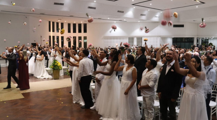 O casamento comunitário oficializou a união de 80 casais 