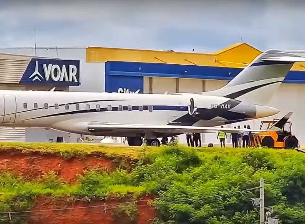 Avi&atilde;o fica enroscado em buraco na pista de decolagem ap&oacute;s ch&atilde;o ceder no aeroporto de Sorocaba