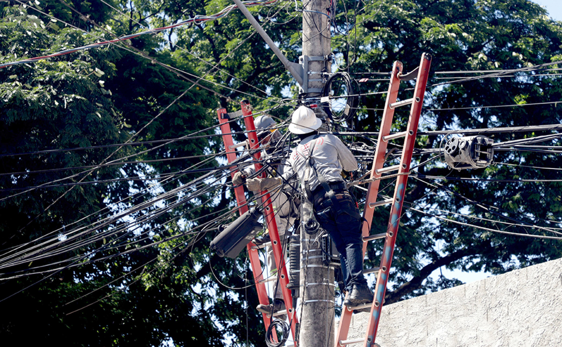 Equipes de operadoras de telefone precisam repor com frequência os cabos furtados 
