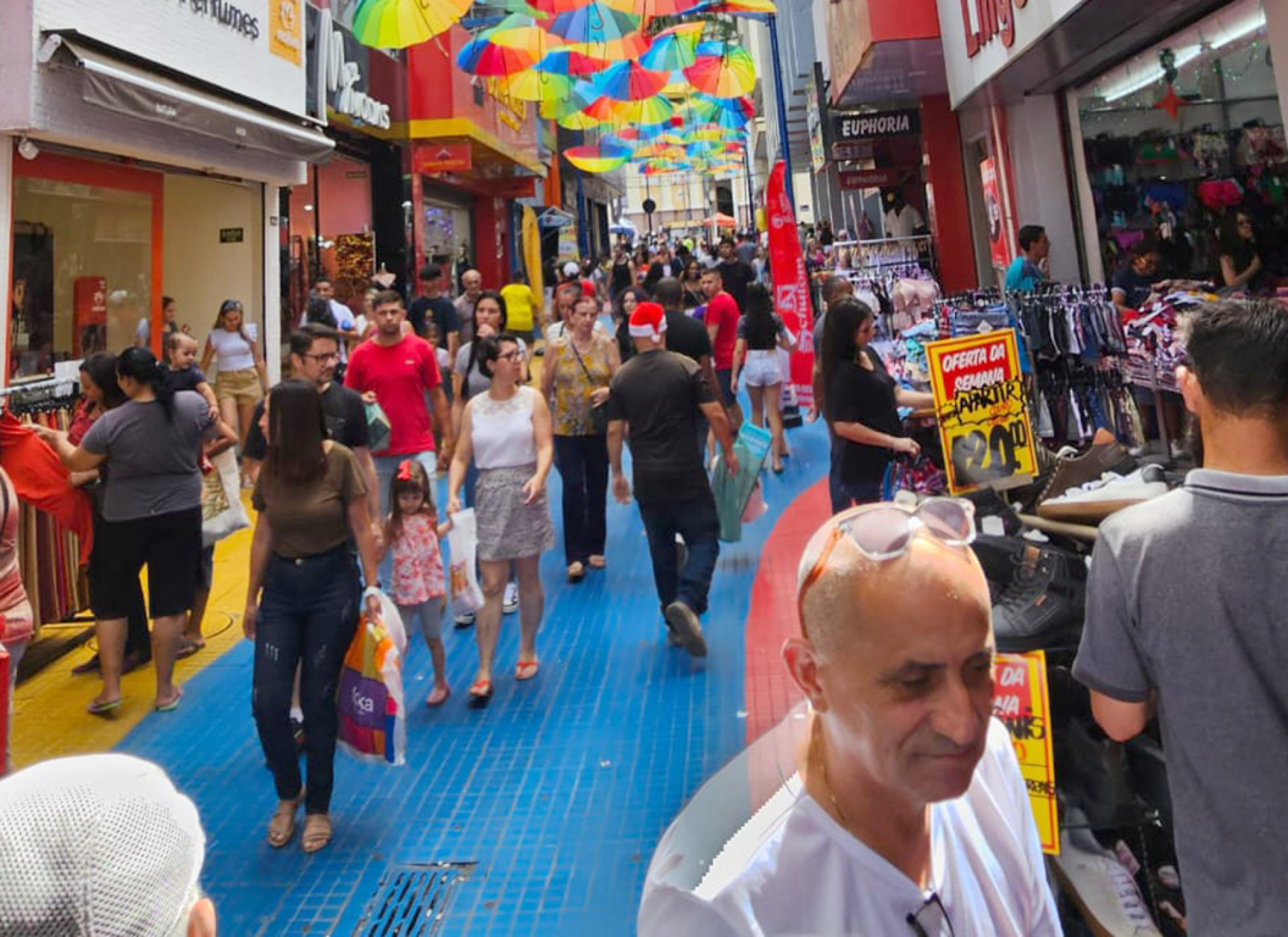 Lojas estarão abertas hoje, mas em horário reduzido
