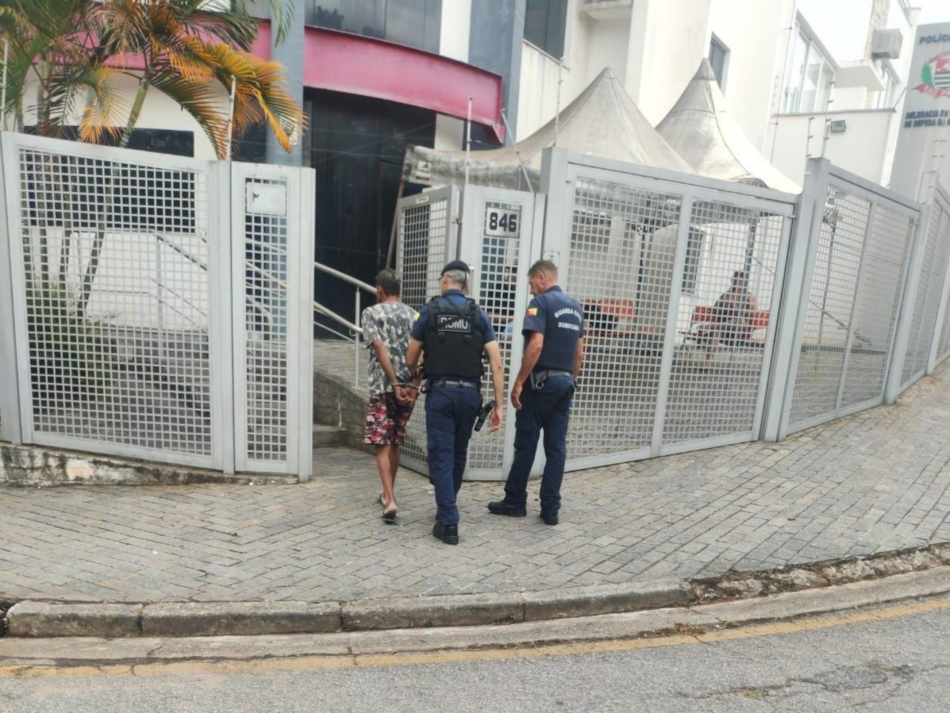 Homem foi levado para a Delegacia de Defesa da Mulher, onde acabou preso por violação de medida protetiva e ameaça 