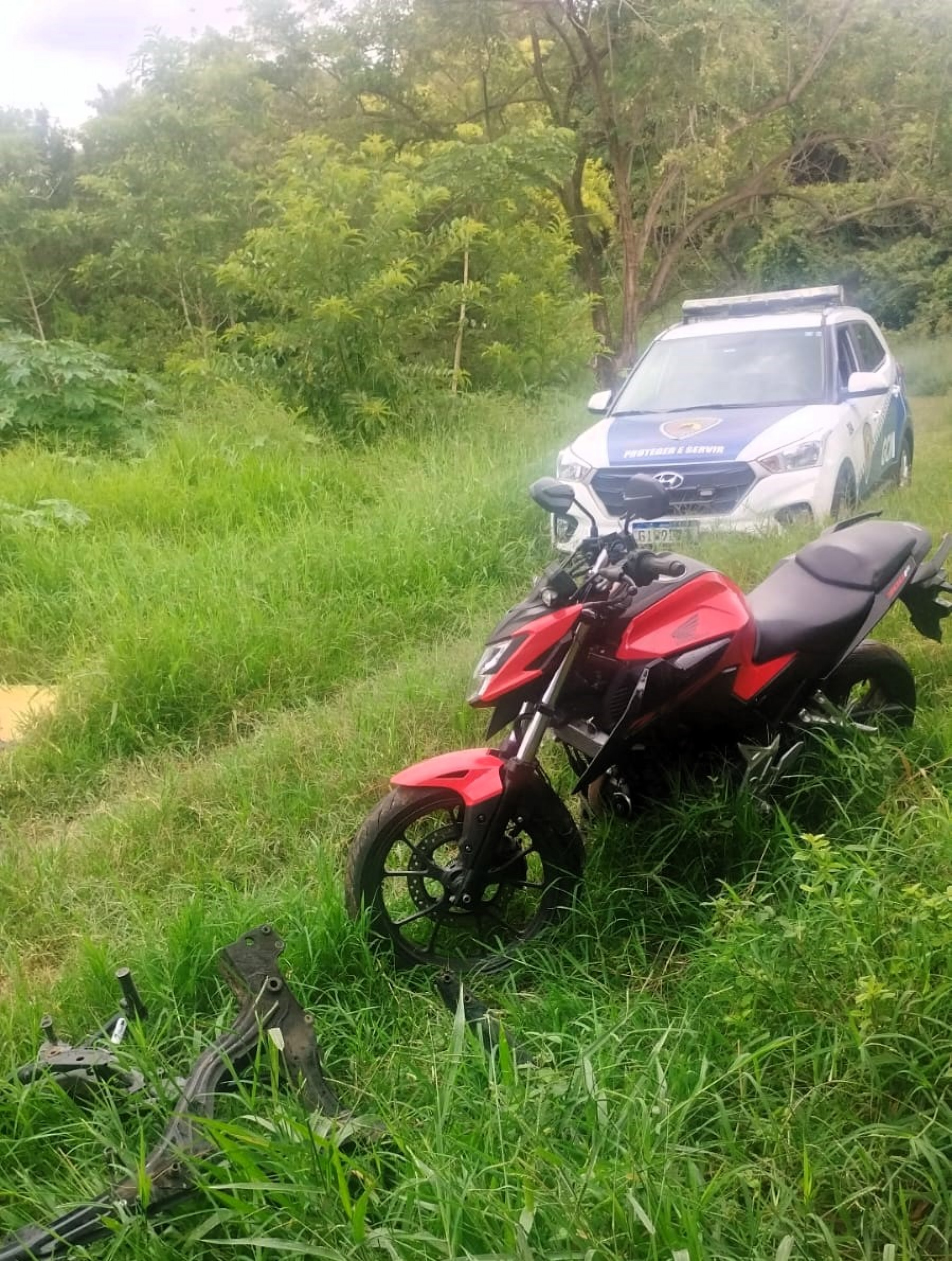 O veículo foi localizado dentro de uma área de mata na zona norte de Sorocaba 