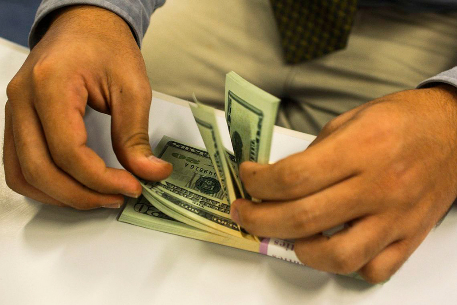 Sinal de risco faz investidor enviar recursos ao exterior
