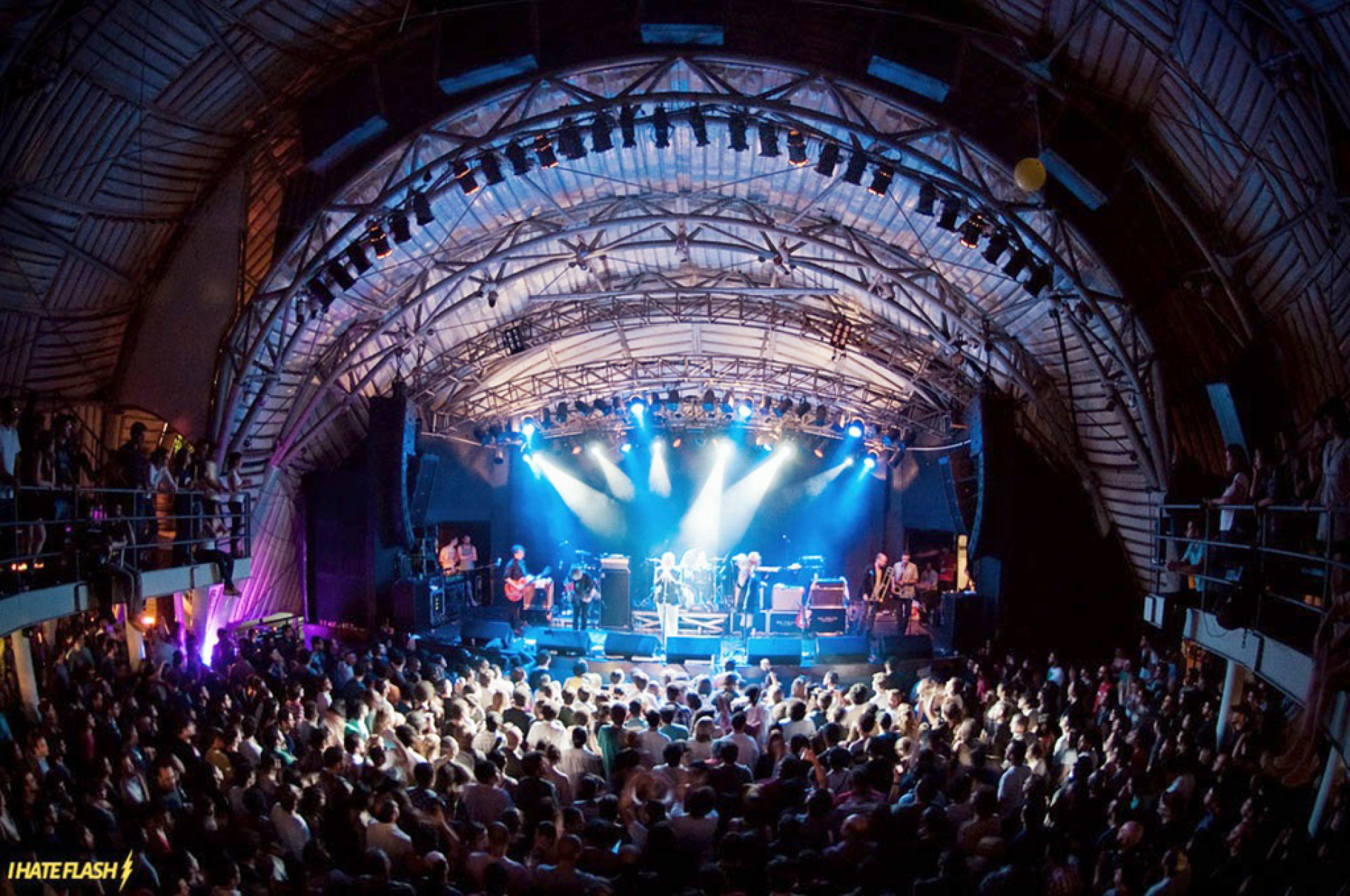 Atualmente na Lapa, o espaço surgiu na praia do Arpoador, na cidade do Rio
