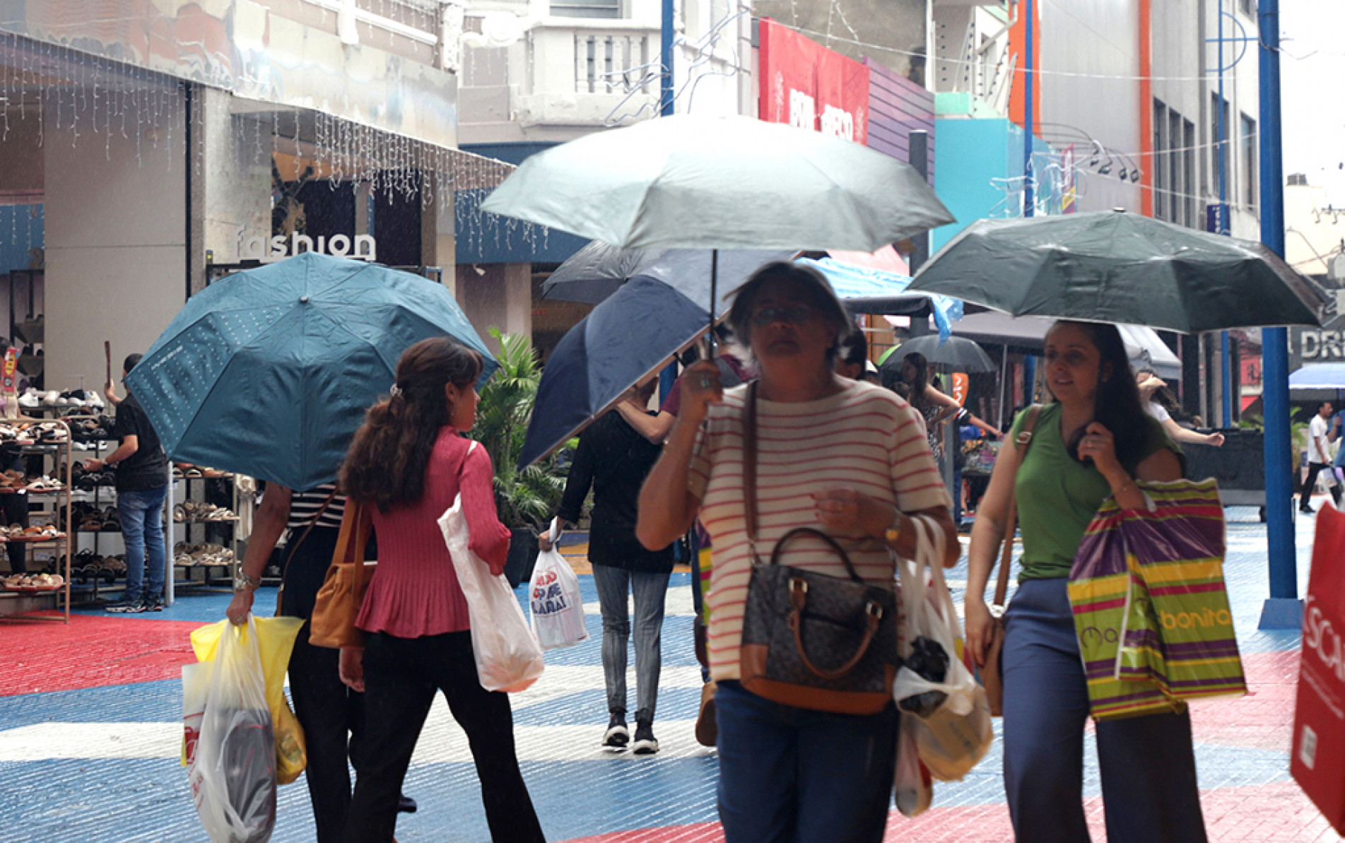 Para quem precisa sair de casa, o guarda-chuva e a capa não podem faltar
