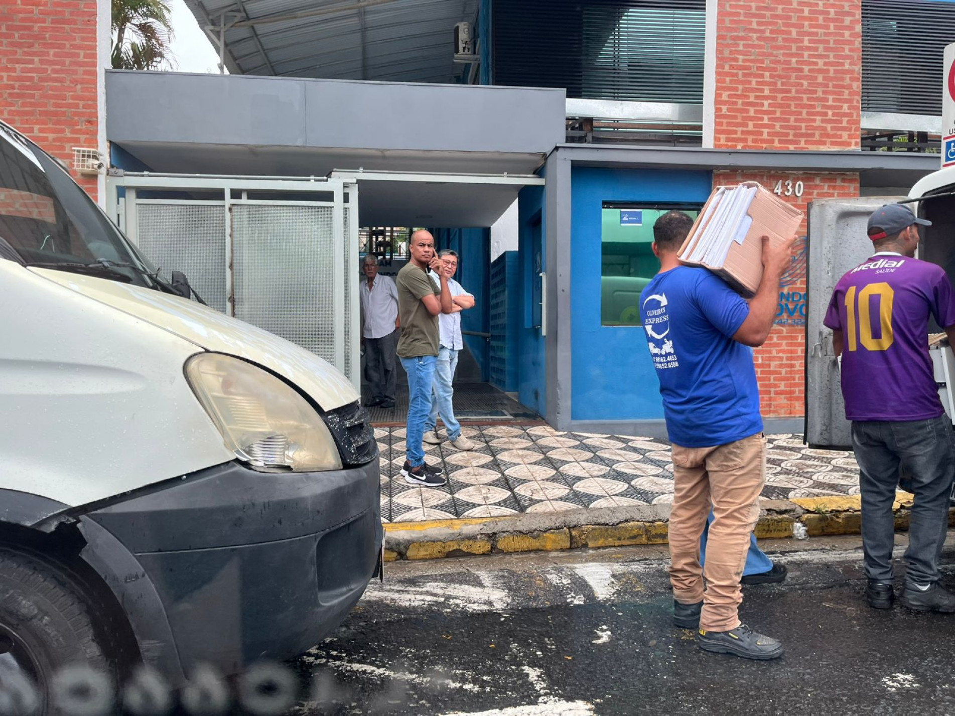 Uma equipe foi vista retirando alguns papéis da unidade escolar