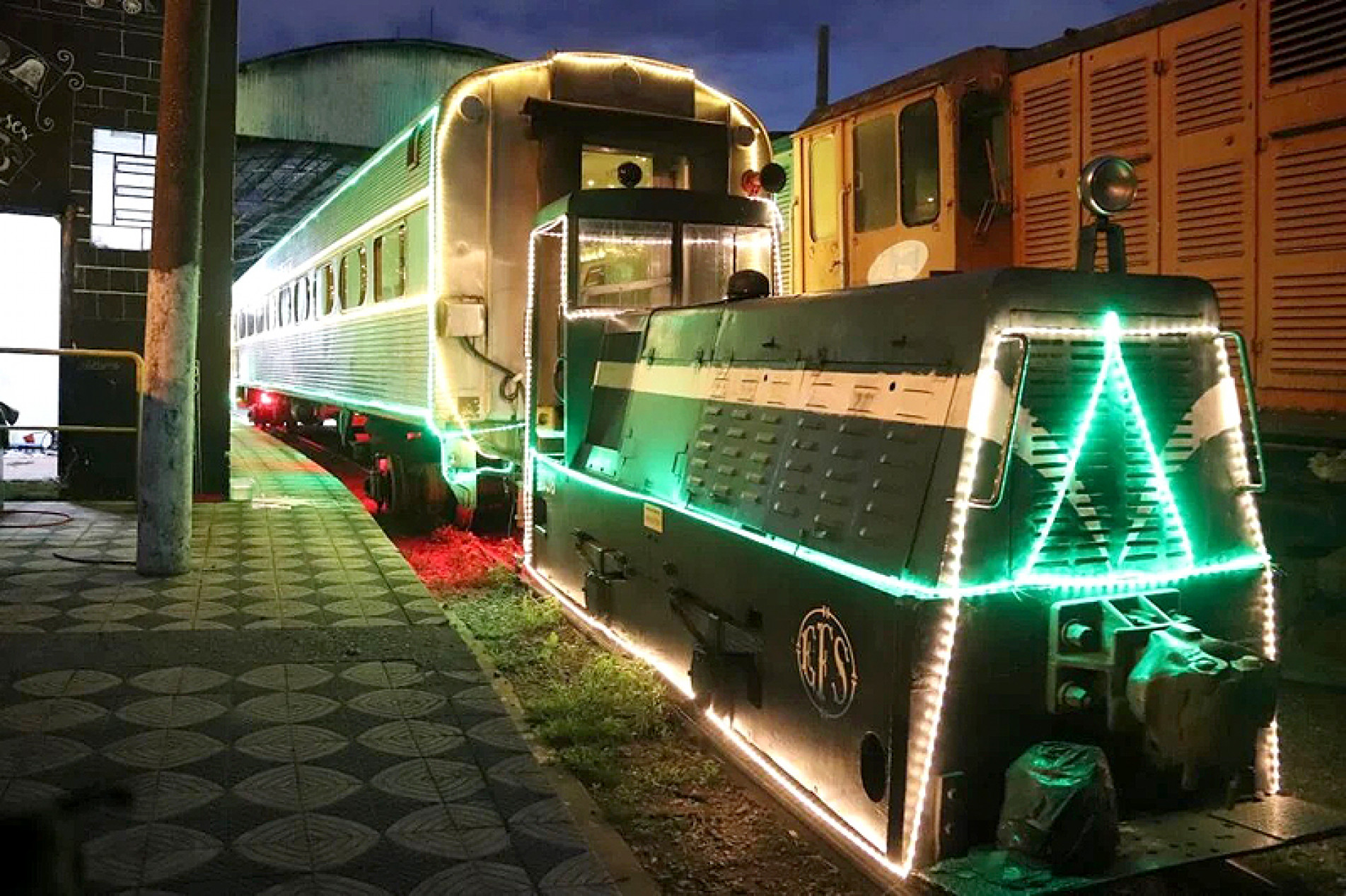 Decorado e iluminado, o trem é composto por locomotiva diesel e carro de passageiros superluxo 
