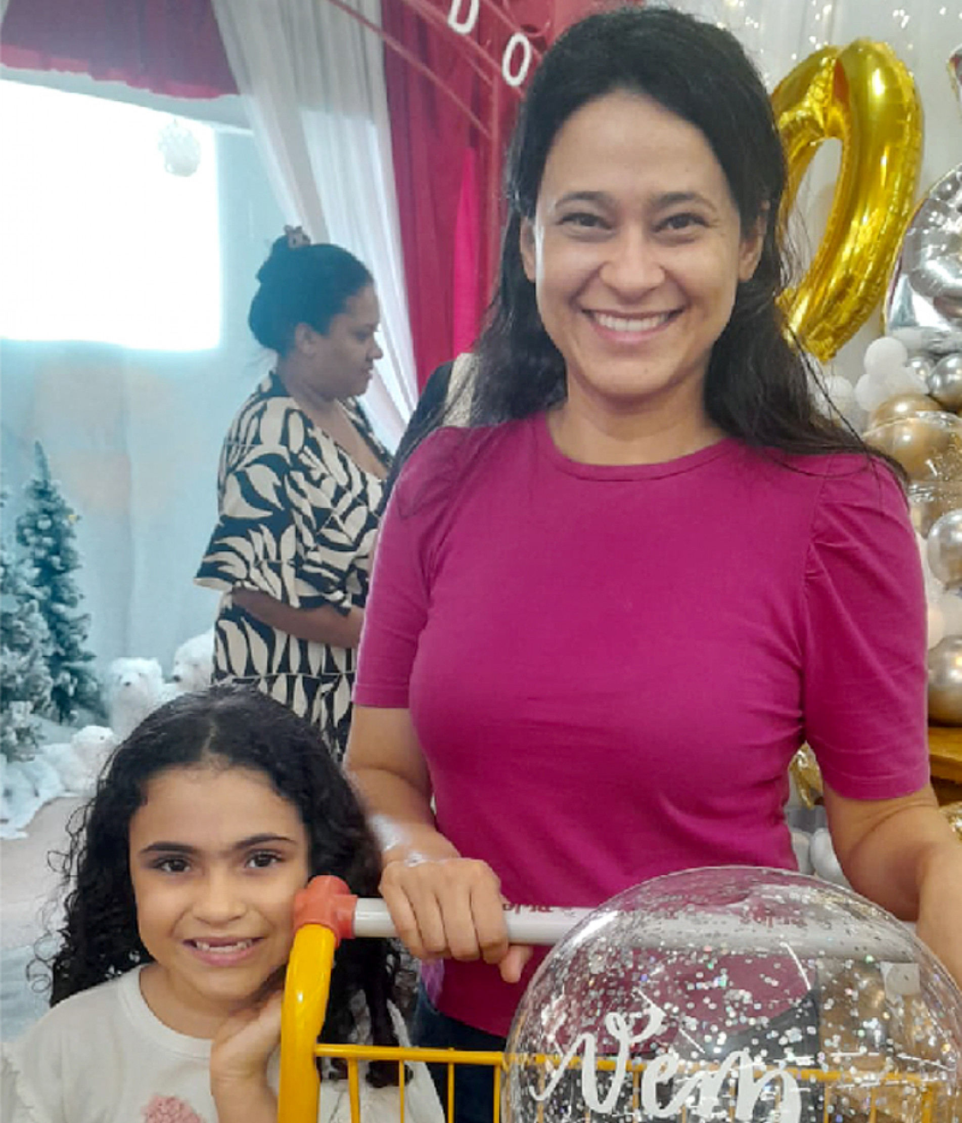 Gisele e filha Liz Lima foram à procura de itens: balões nunca saem de moda
