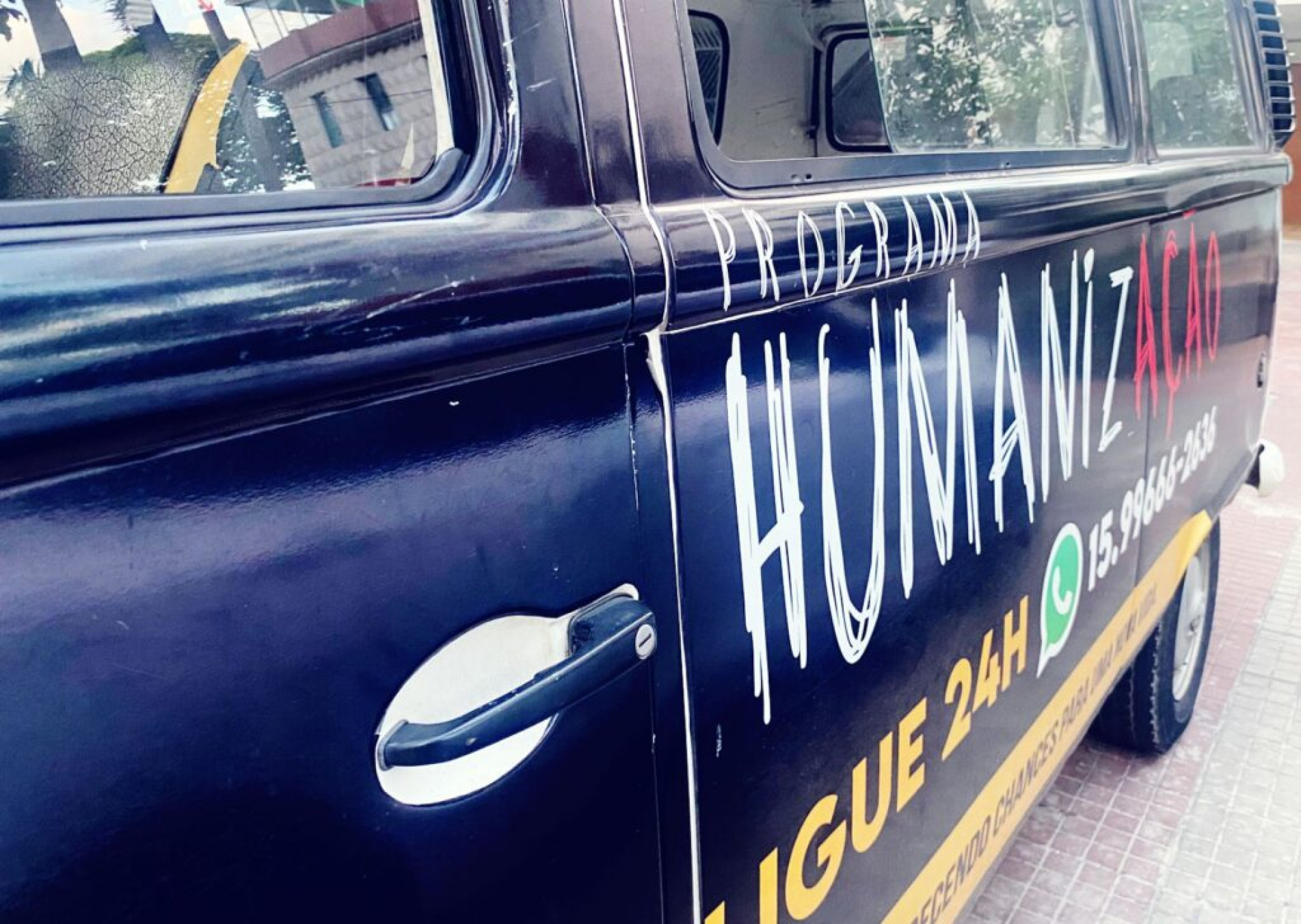 As pessoas podem ajudar com doações de roupas, cobertores e alimentos