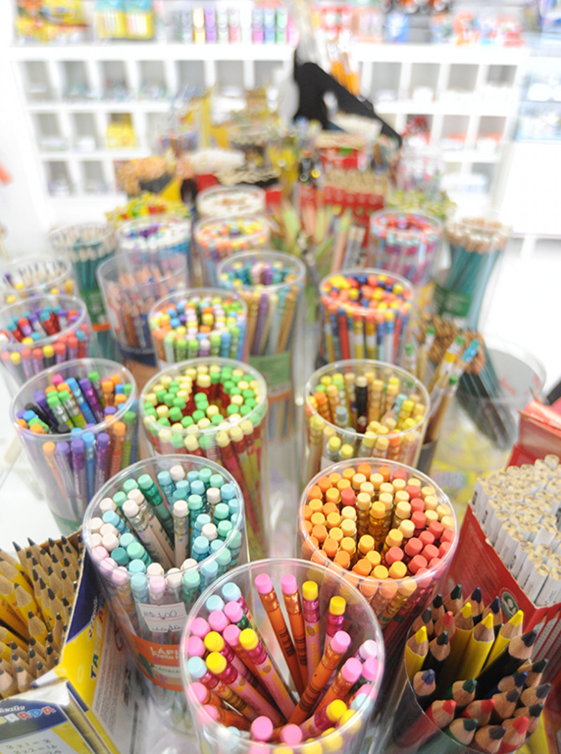 Uma das principais recomendações é pesquisar preços e evitar levar as crianças às lojas
