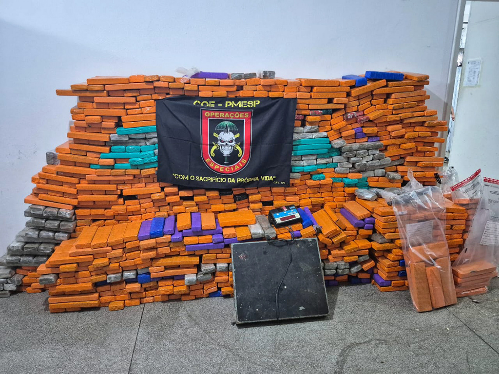 Uma tonelada de droga foi apreendida
