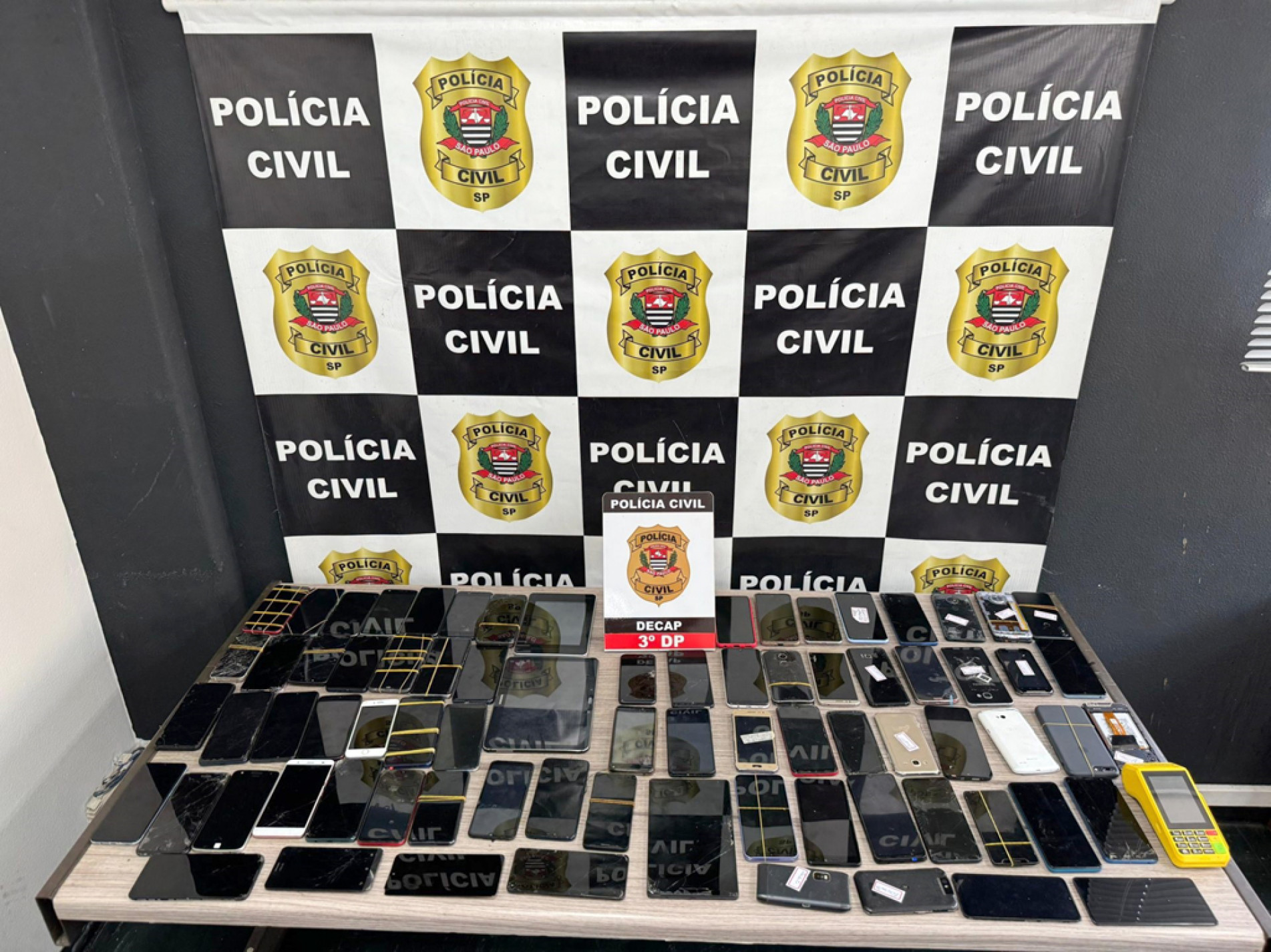Polícia Civil devolve celulares às vítimas e orienta cidadãos sobre os cuidados com o aparelho
