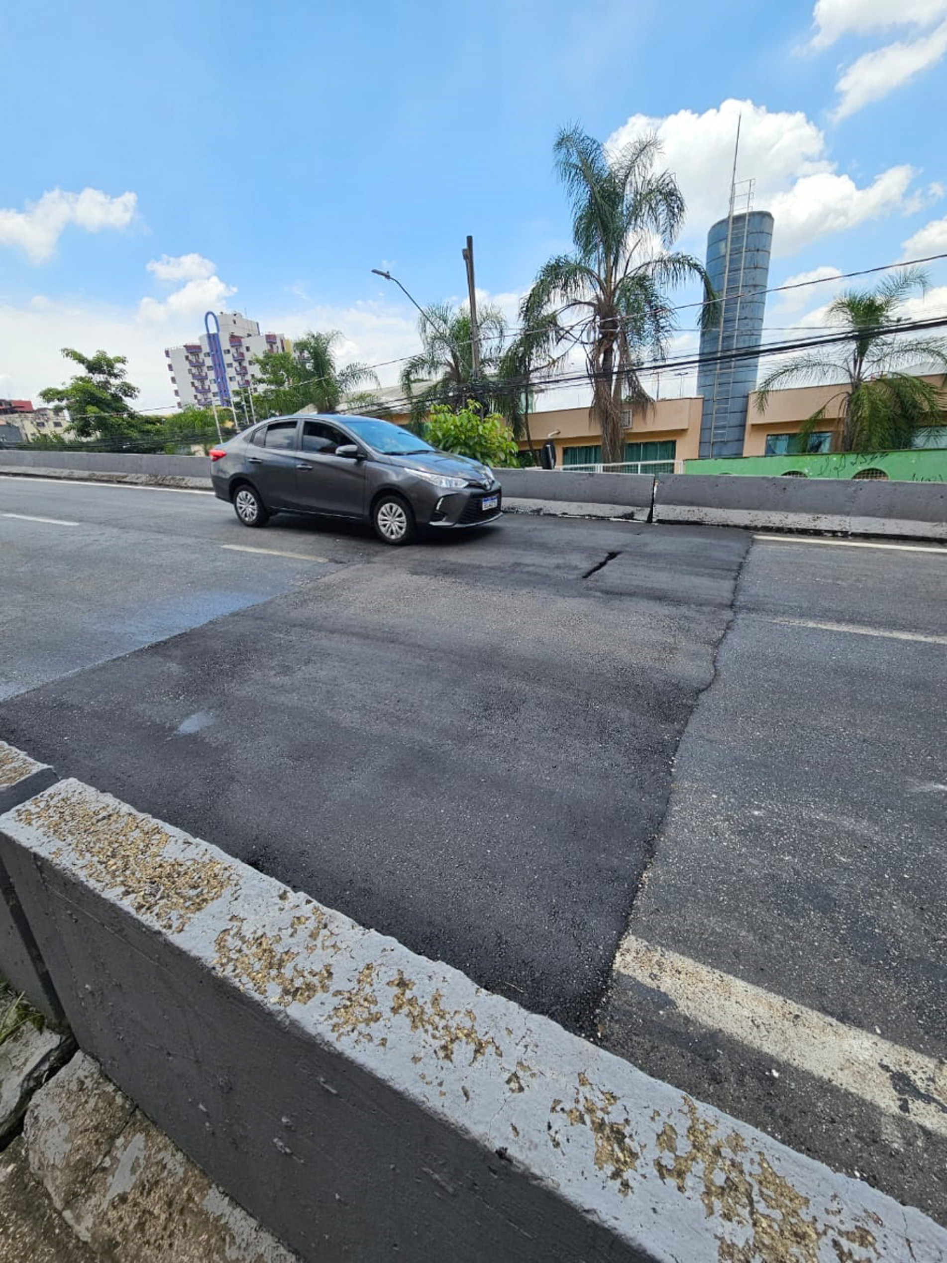 Viaduto dos Ferroviários recebeu camada de asfalto na parte da junta de dilatação
