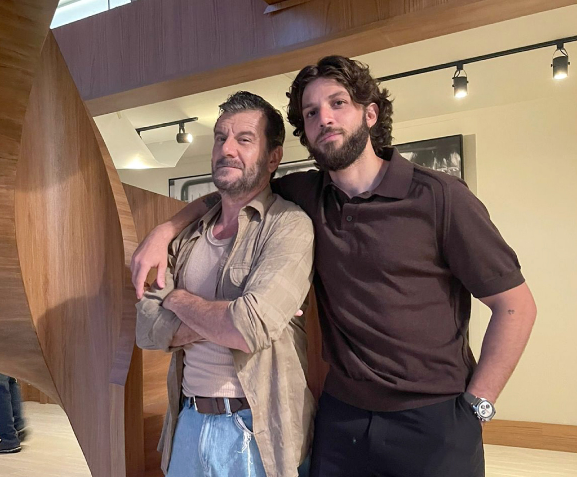 Birindelli e Chay Suede nos bastidores de Mania de Você
