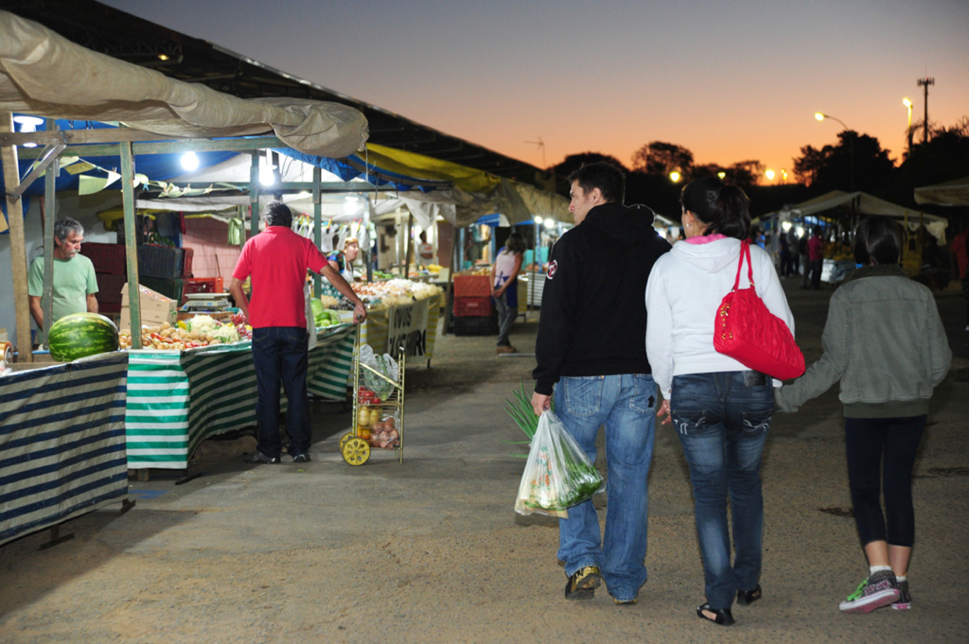 Feiras noturnas ampliam oportunidades tanto para os feirantes quanto para a população
