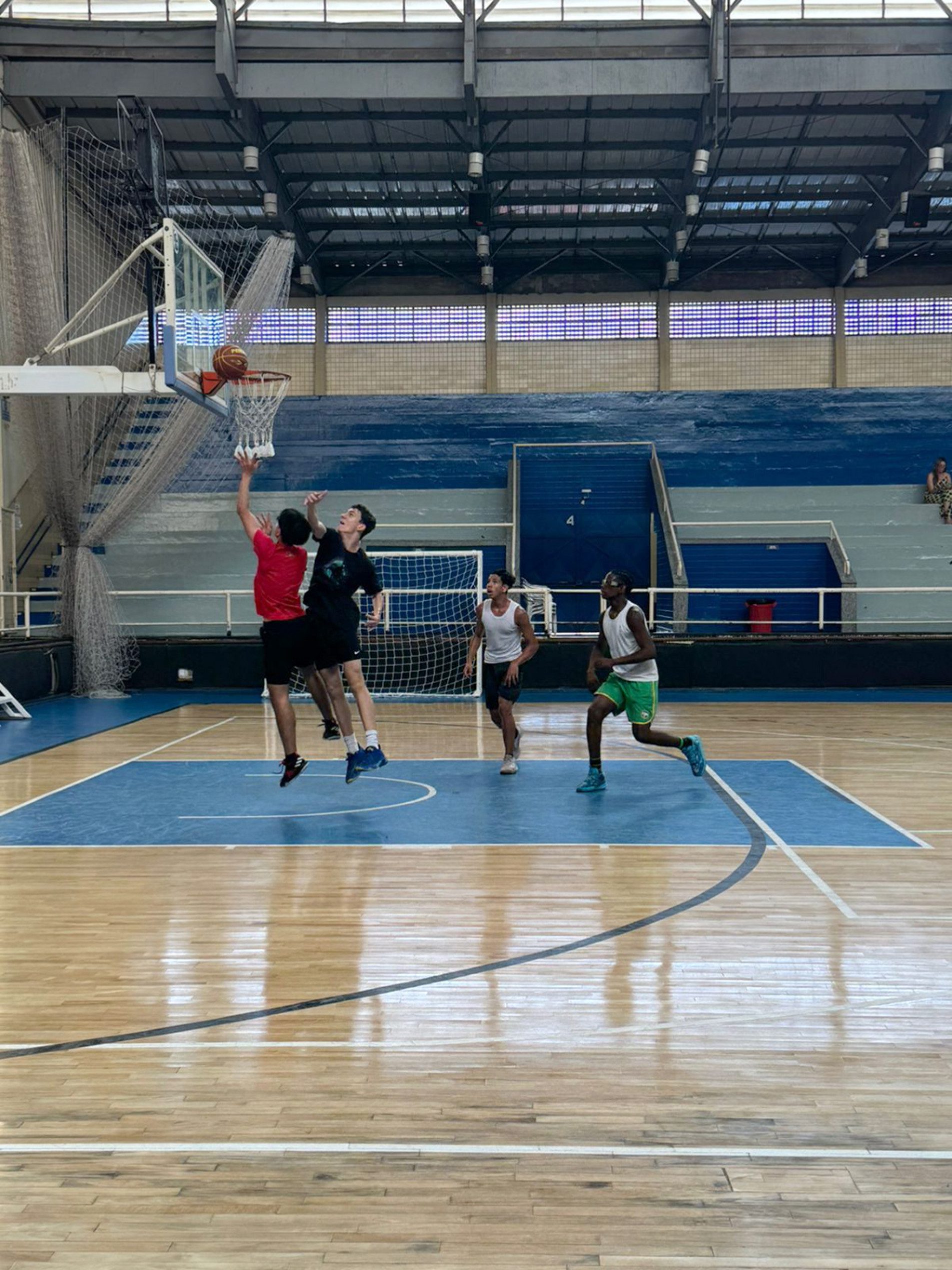 Garotos são divididos em três categorias para vivenciar diferentes situações de jogo
