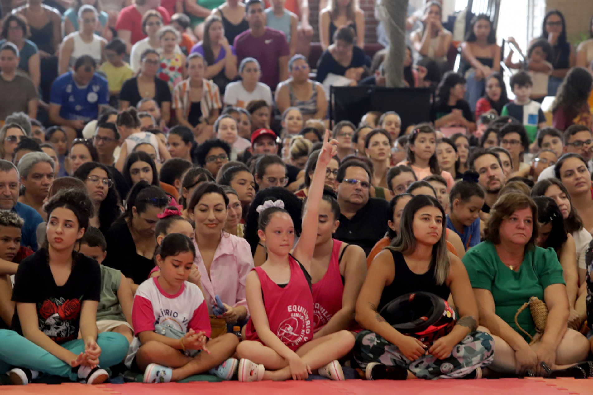 As crianças acompanham empolgadas as ginastas

