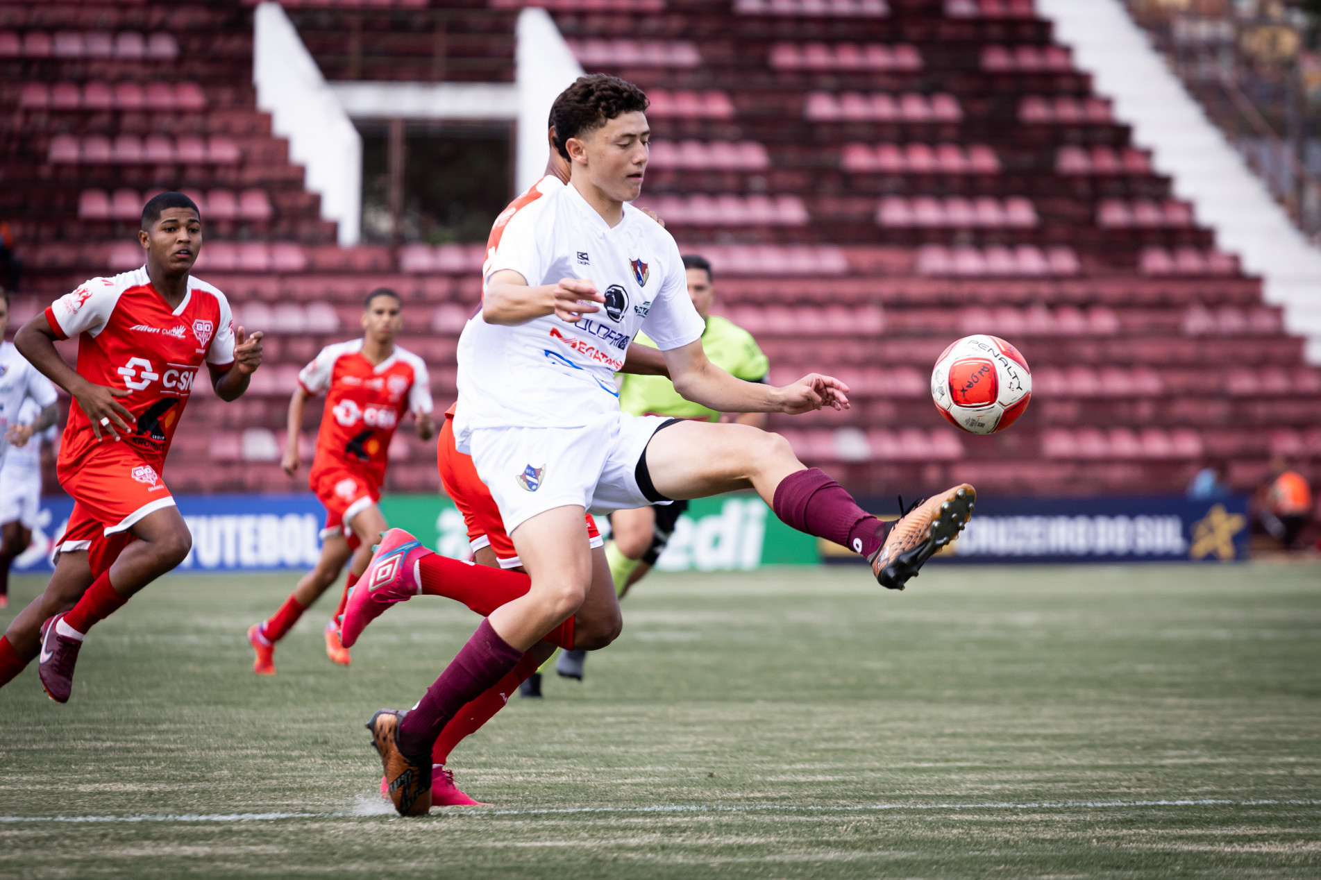 Time votorantinense (de branco) até que fez um bom primeiro tempo, mas ficou pelo caminho