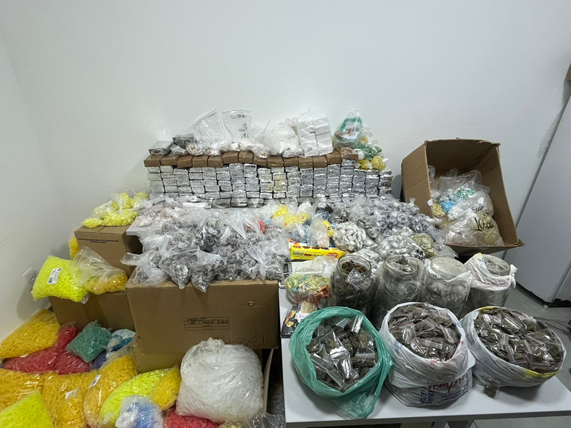 Totalizando mais de 130 quilos de entorpecentes, a refinaria foi localizada e fechada pelos agentes