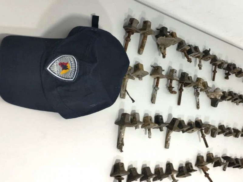 Um dos homens carregava uma bolsa com 56 puxadores met&aacute;licos retirados de tampas de t&uacute;mulos  
