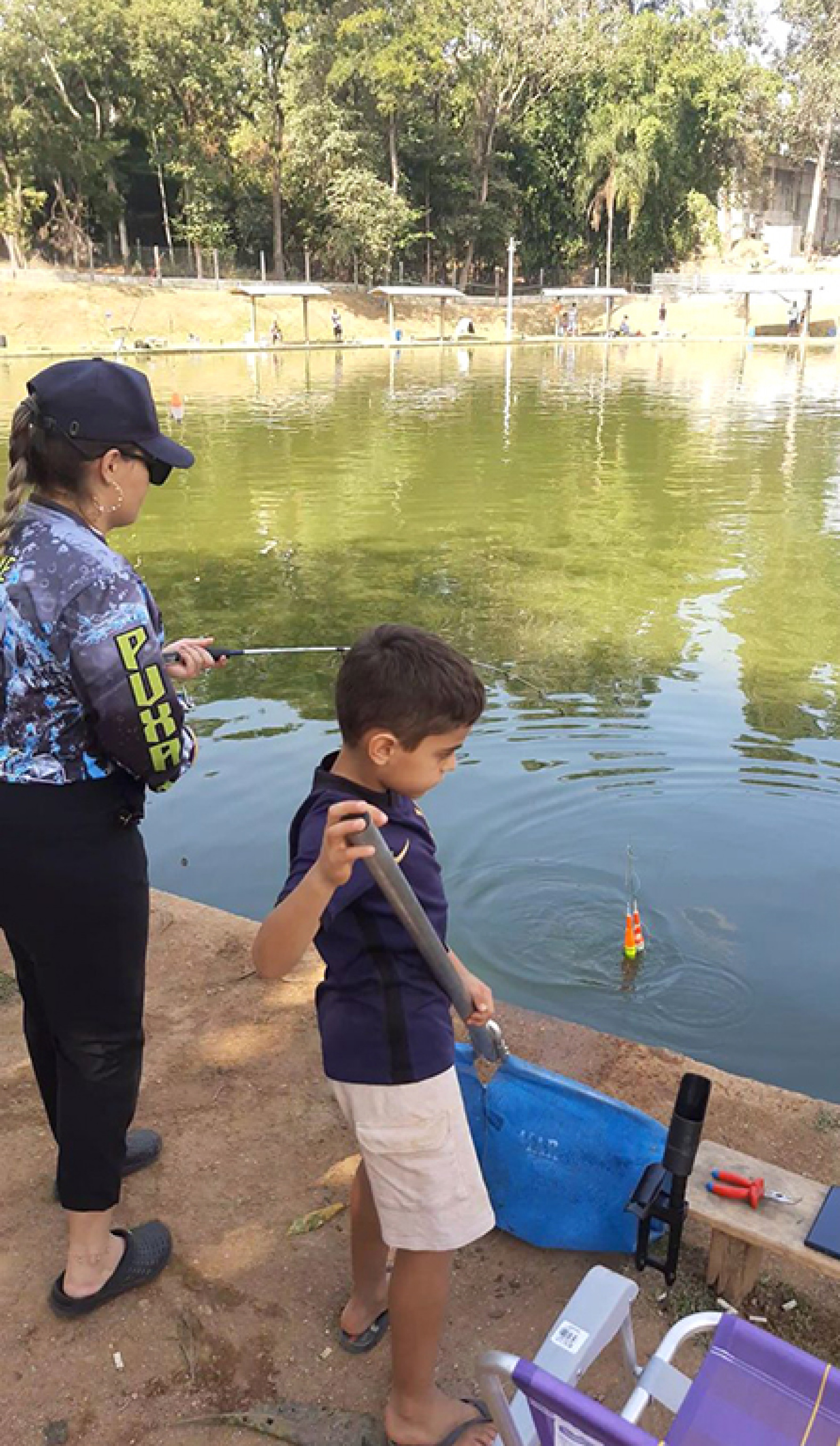 Liliane e o filho Kauê: gosto pela pesca veio dela e foi passado à criança 
